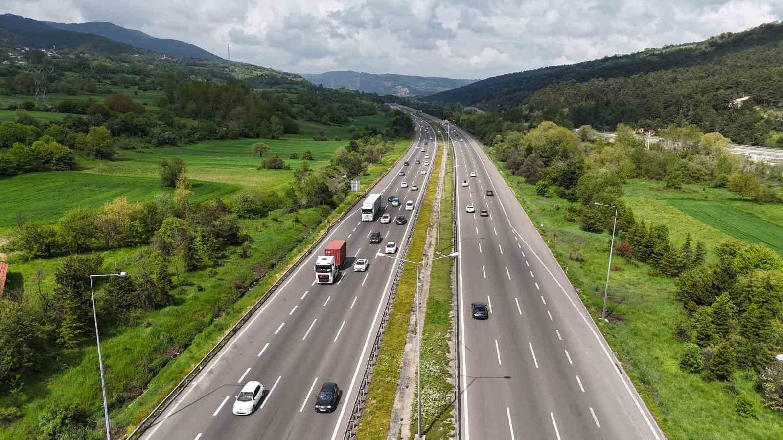 Bolu geçişinde bayram tatilinin ilk günü trafik yoğunluğu
