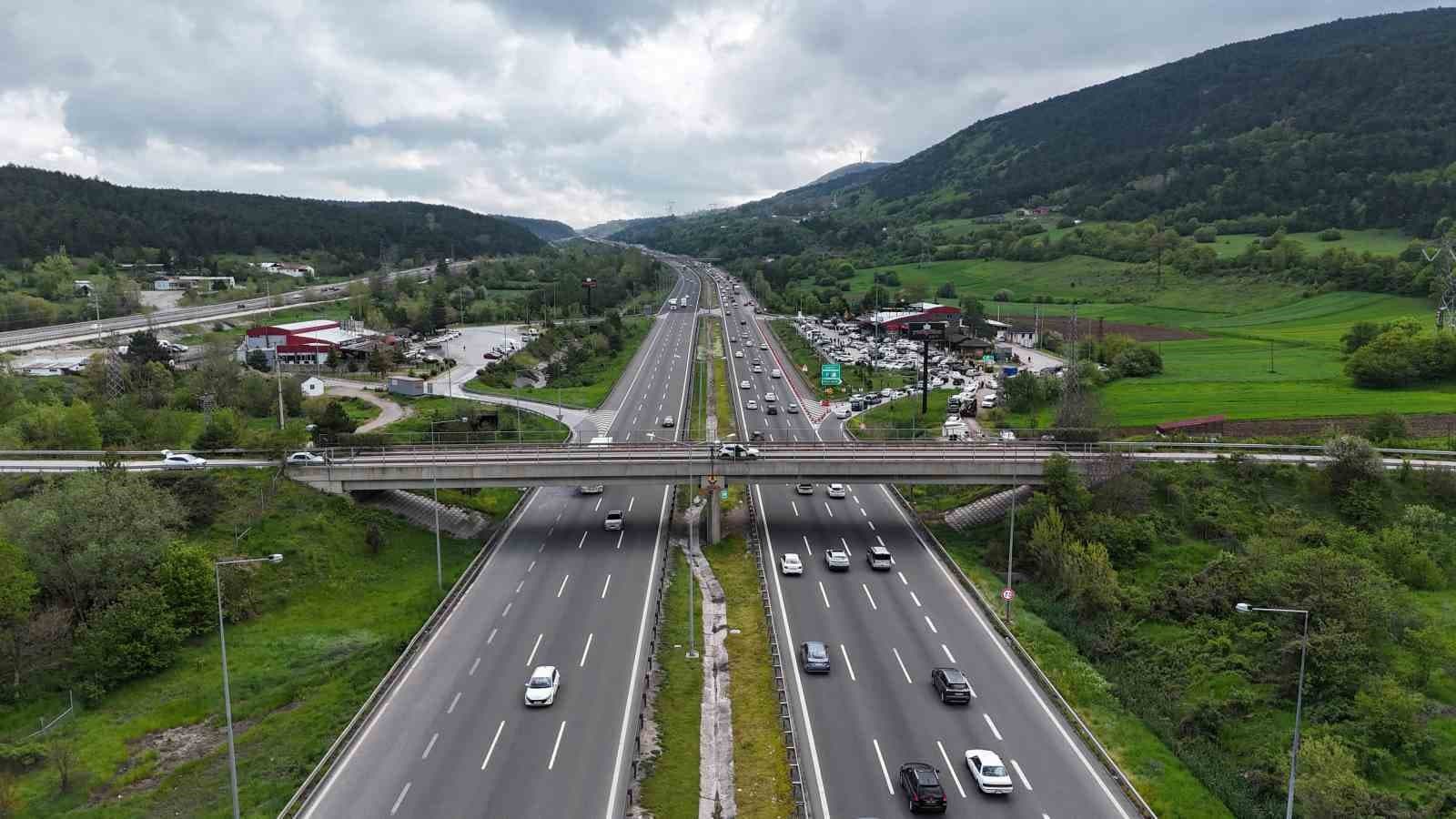 Bolu geçişinde bayram tatilinin ilk günü trafik yoğunluğu