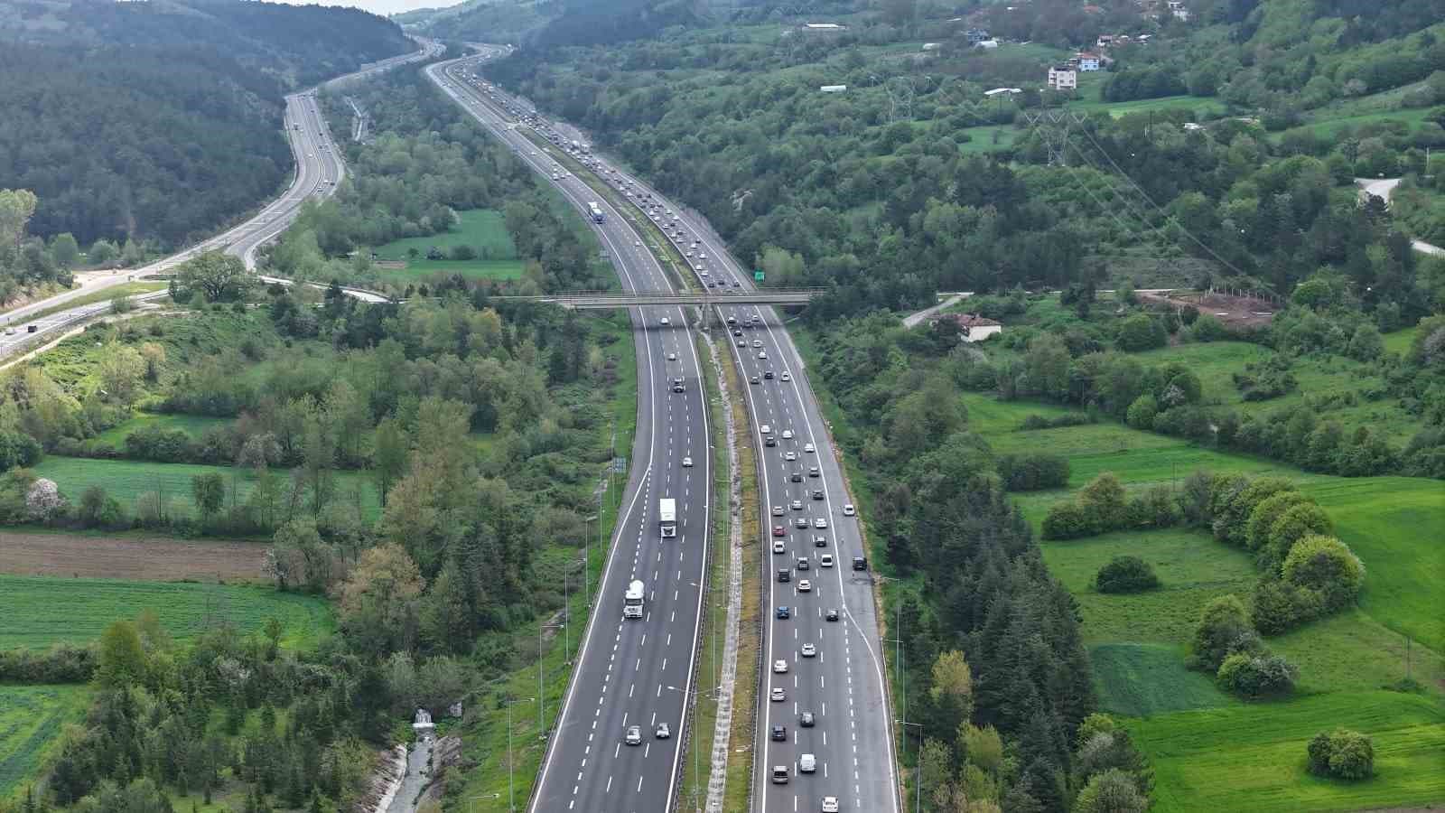 Bolu geçişinde bayram tatilinin ilk günü trafik yoğunluğu