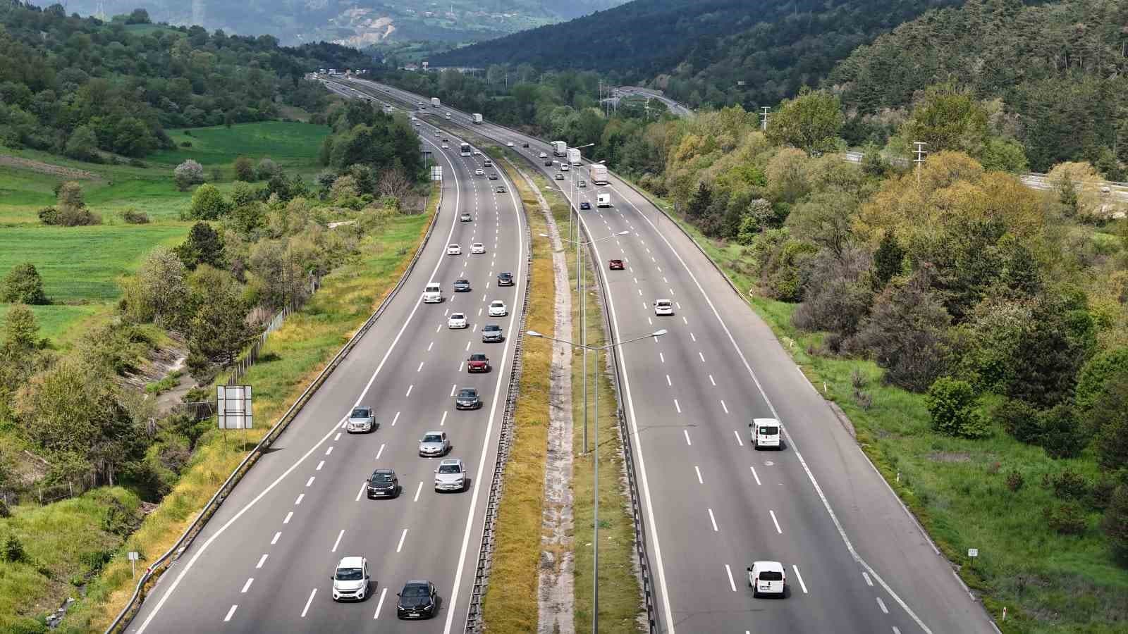 Bolu geçişinde bayram tatilinin ilk günü trafik yoğunluğu
