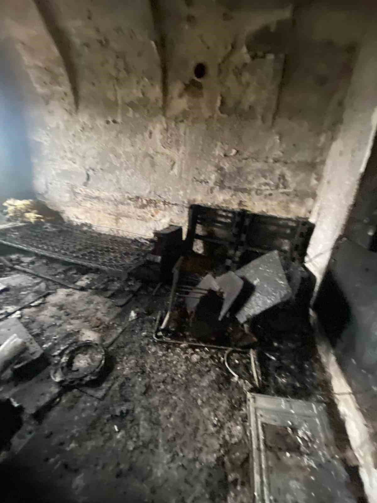 Çardak’ta evi kül olan aile komşularına sığındı