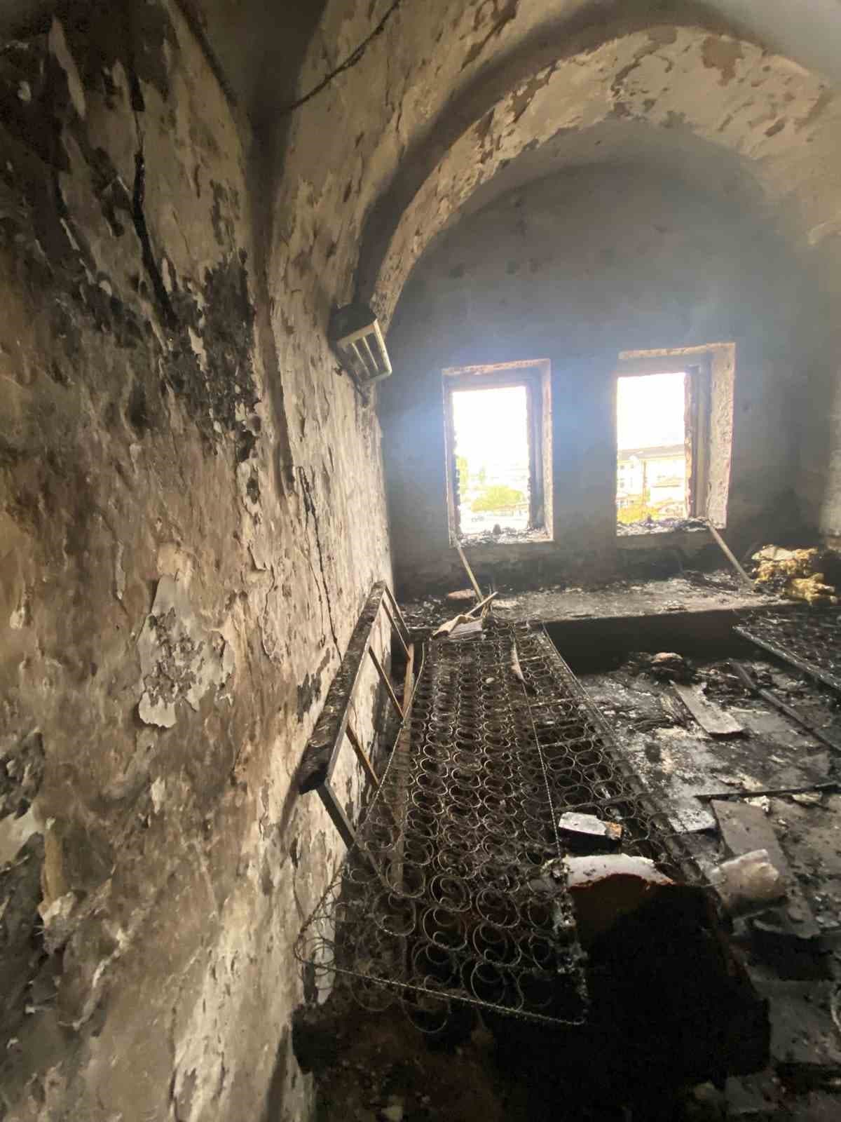 Çardak’ta evi kül olan aile komşularına sığındı