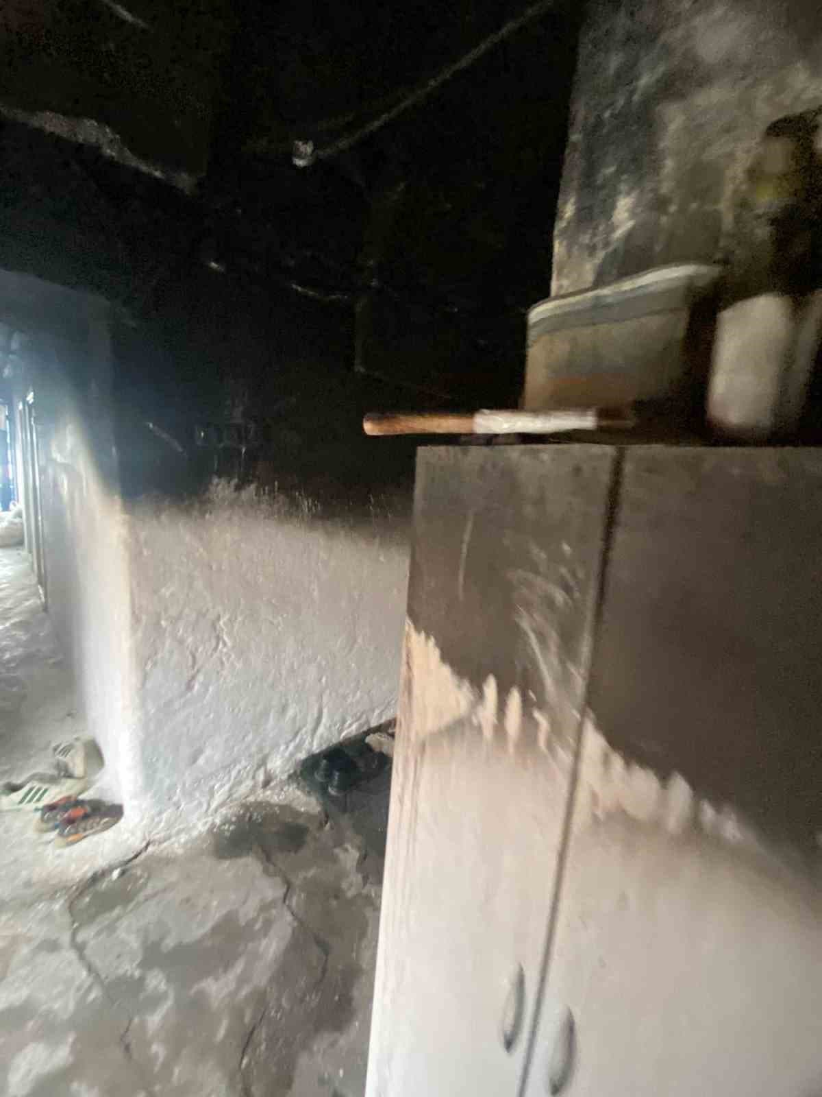 Çardak’ta evi kül olan aile komşularına sığındı