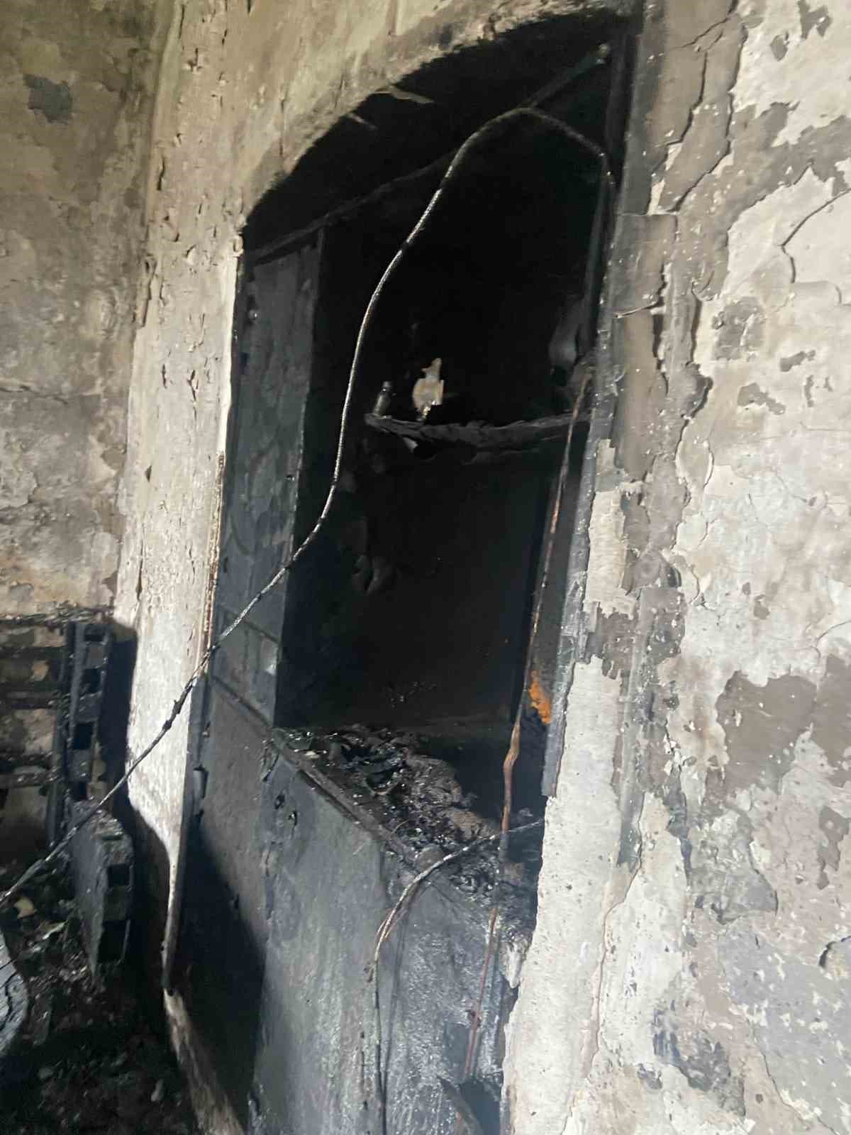 Çardak’ta evi kül olan aile komşularına sığındı