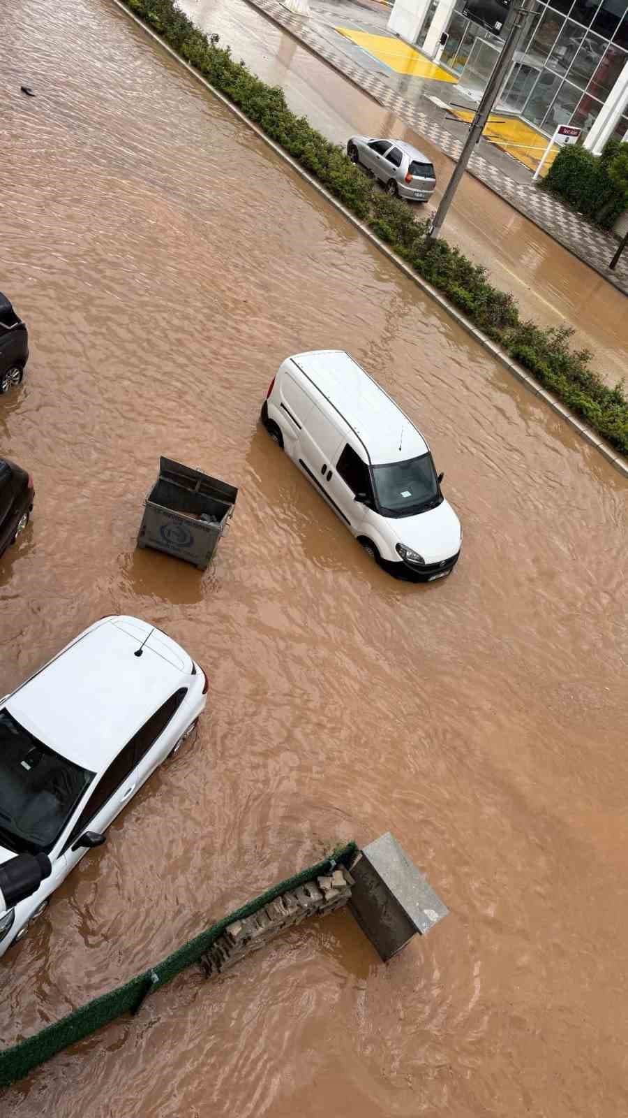 Bozüyük’te sağanak sele yol açtı: Yollar sular altında kaldı