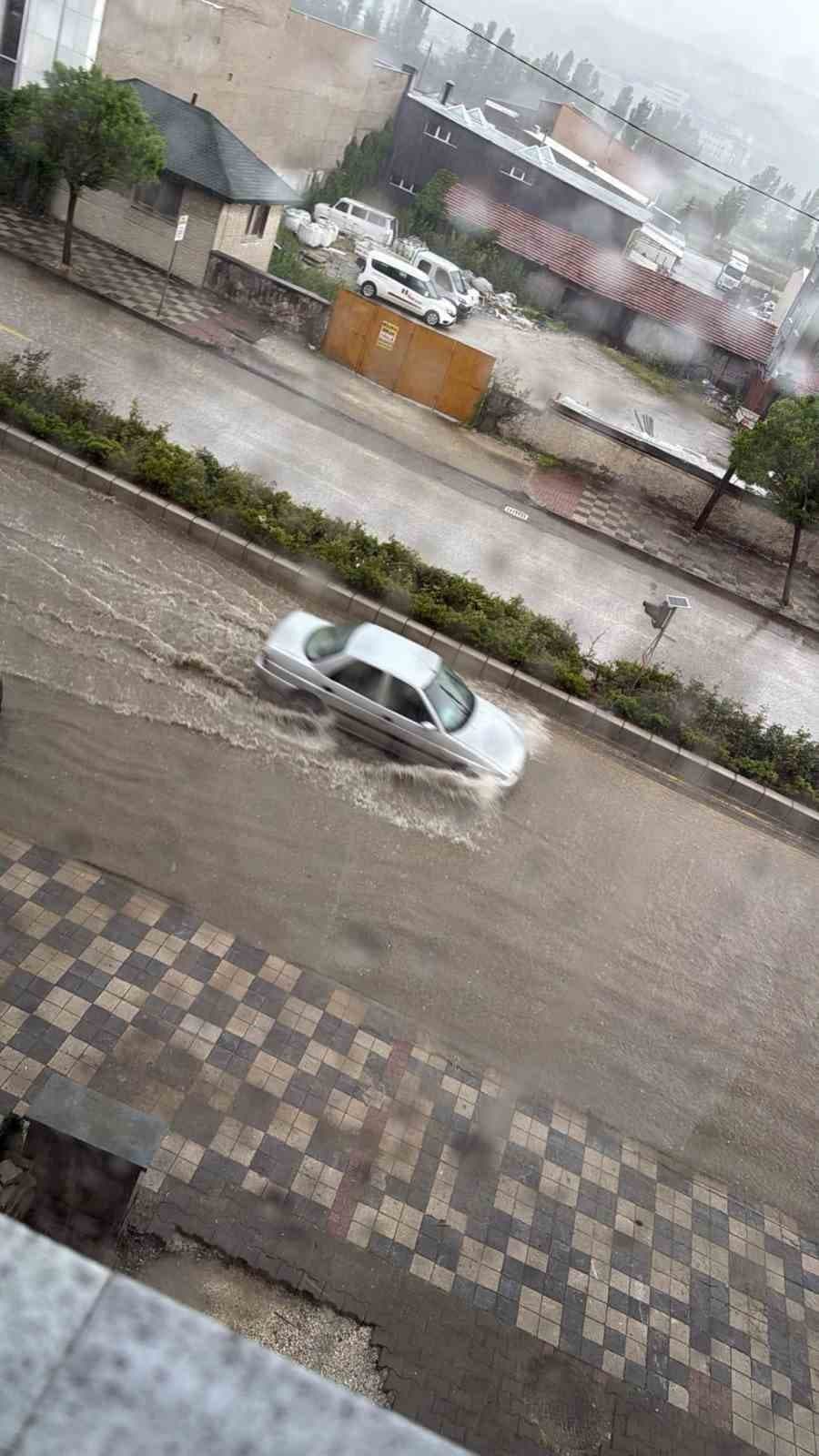 Bozüyük’te sağanak sele yol açtı: Yollar sular altında kaldı