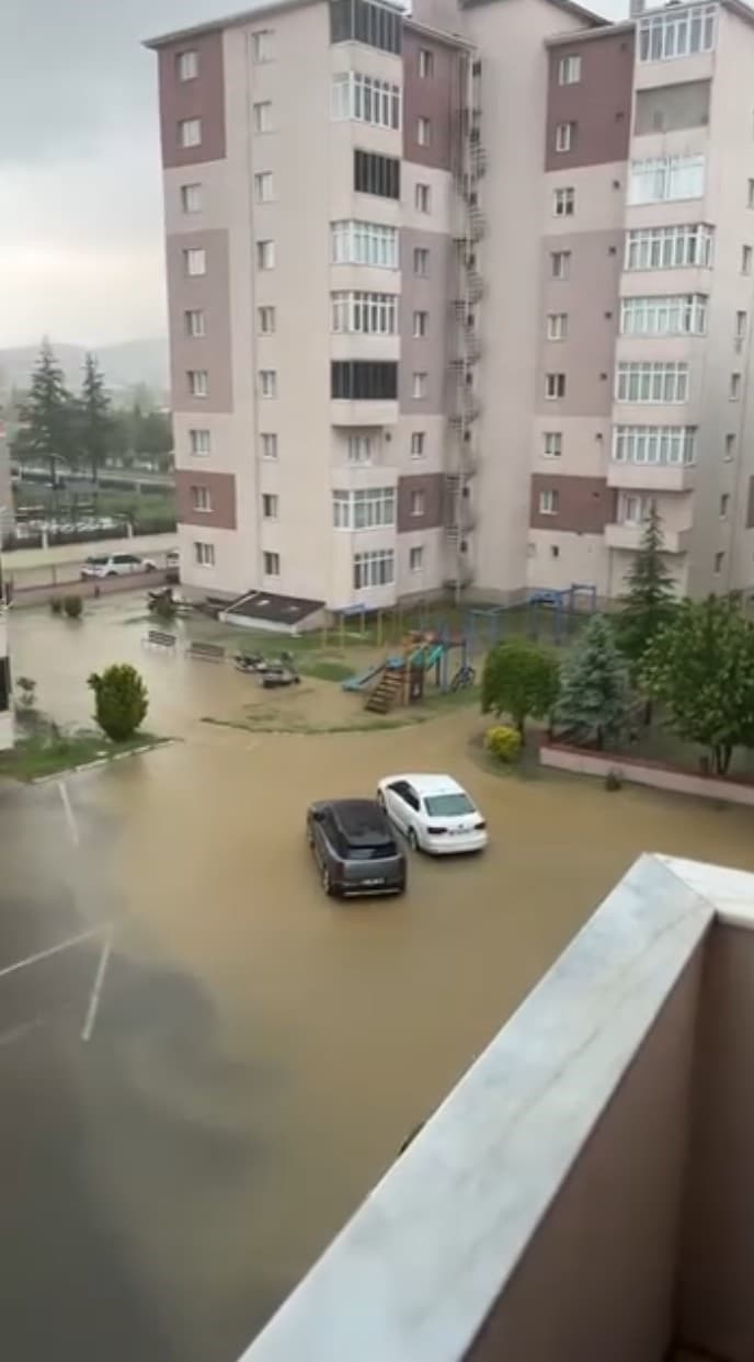 Bozüyük’te sağanak sele yol açtı: Yollar sular altında kaldı