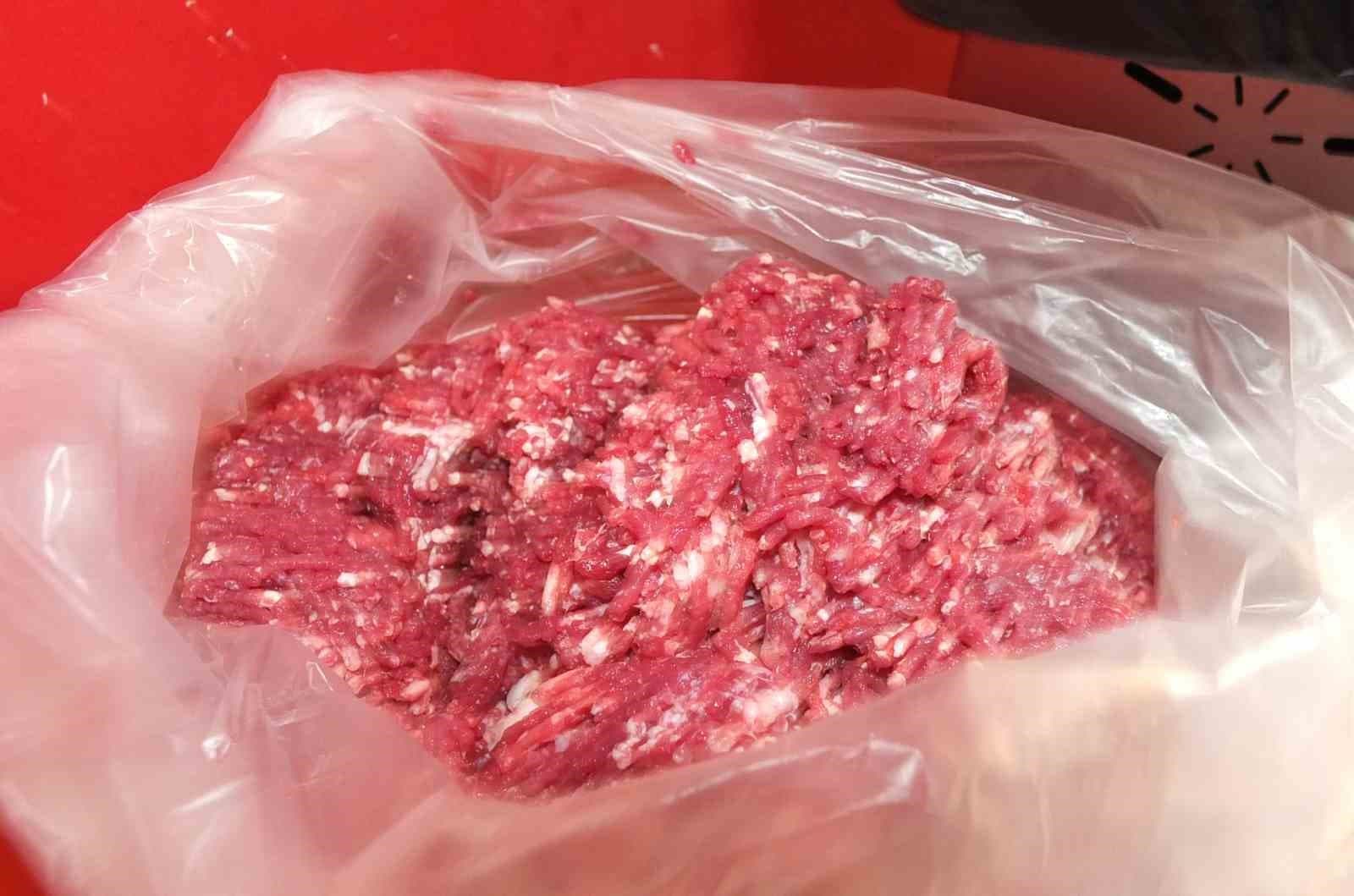 Burhaniye’de kasapların kıyma mesaisi devam ediyor