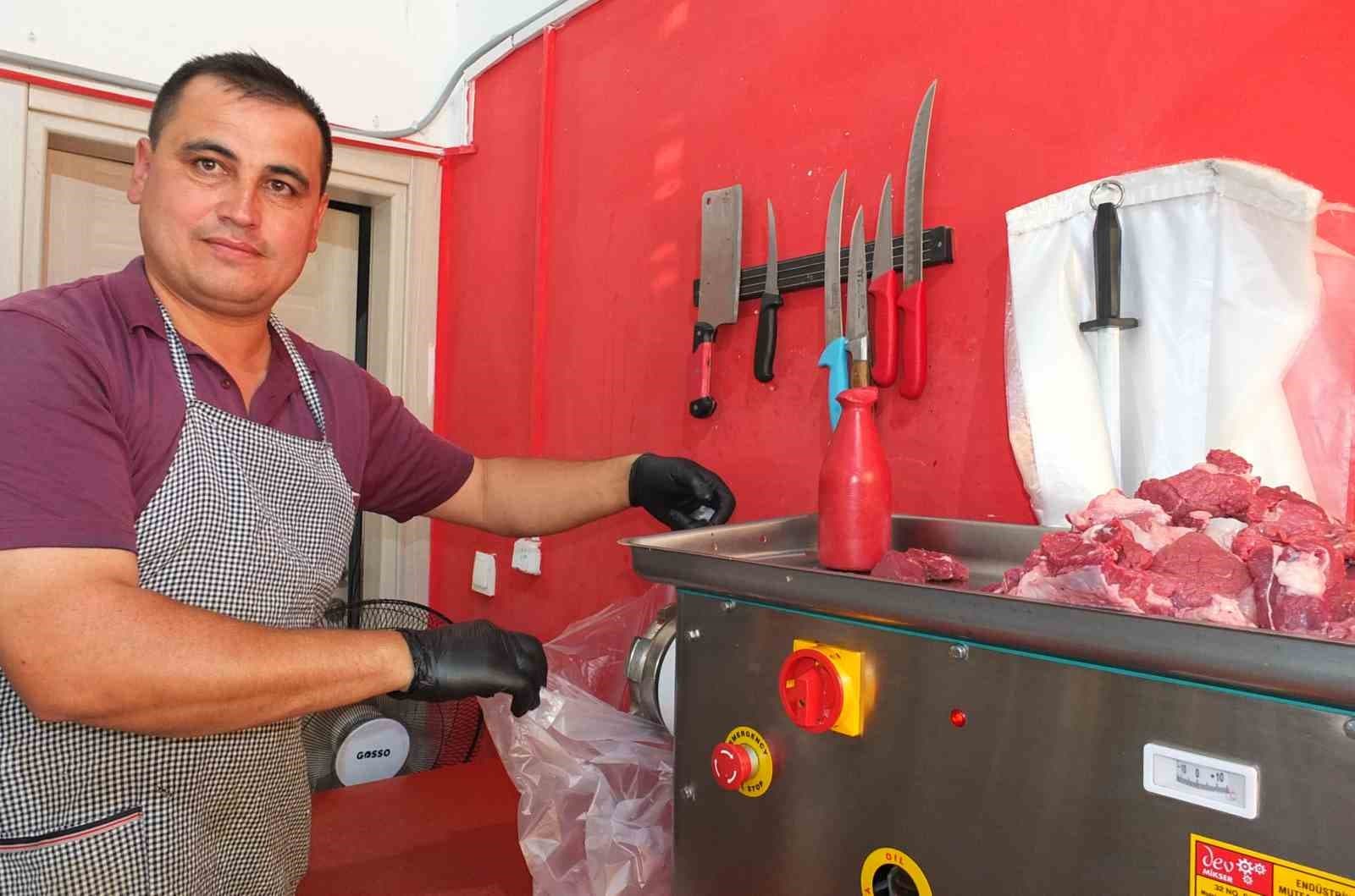 Burhaniye’de kasapların kıyma mesaisi devam ediyor