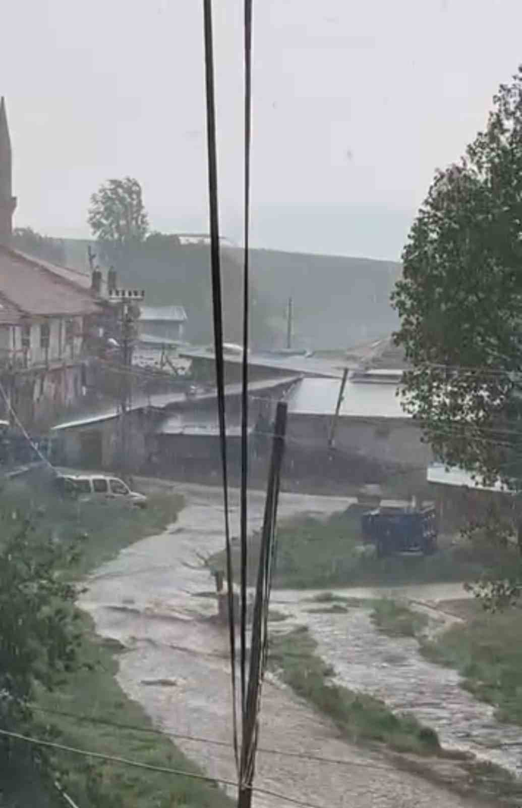 Ankara’da sağanak sonrası sel meydana geldi