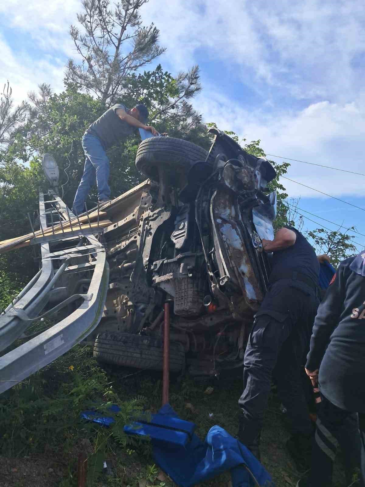 Elektrik direğine çarpan hafif ticari araç devrildi: 2 yaralı
