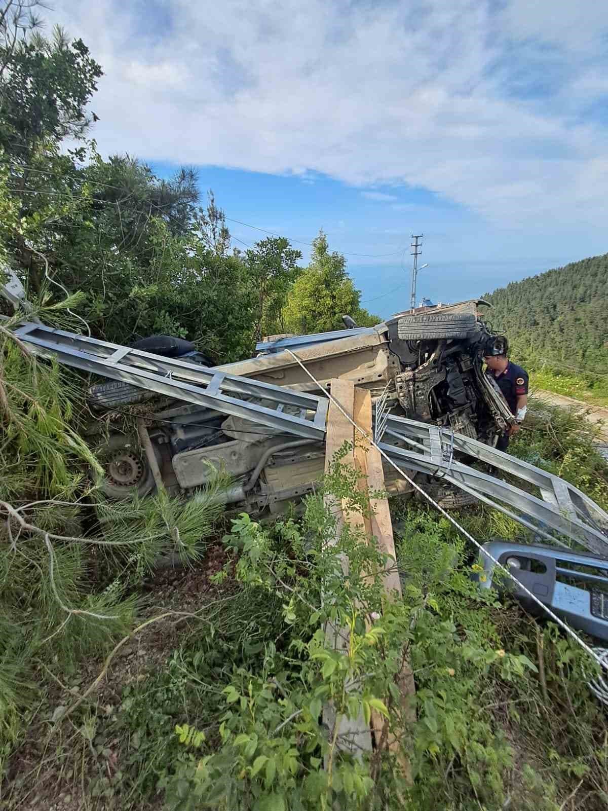 Elektrik direğine çarpan hafif ticari araç devrildi: 2 yaralı