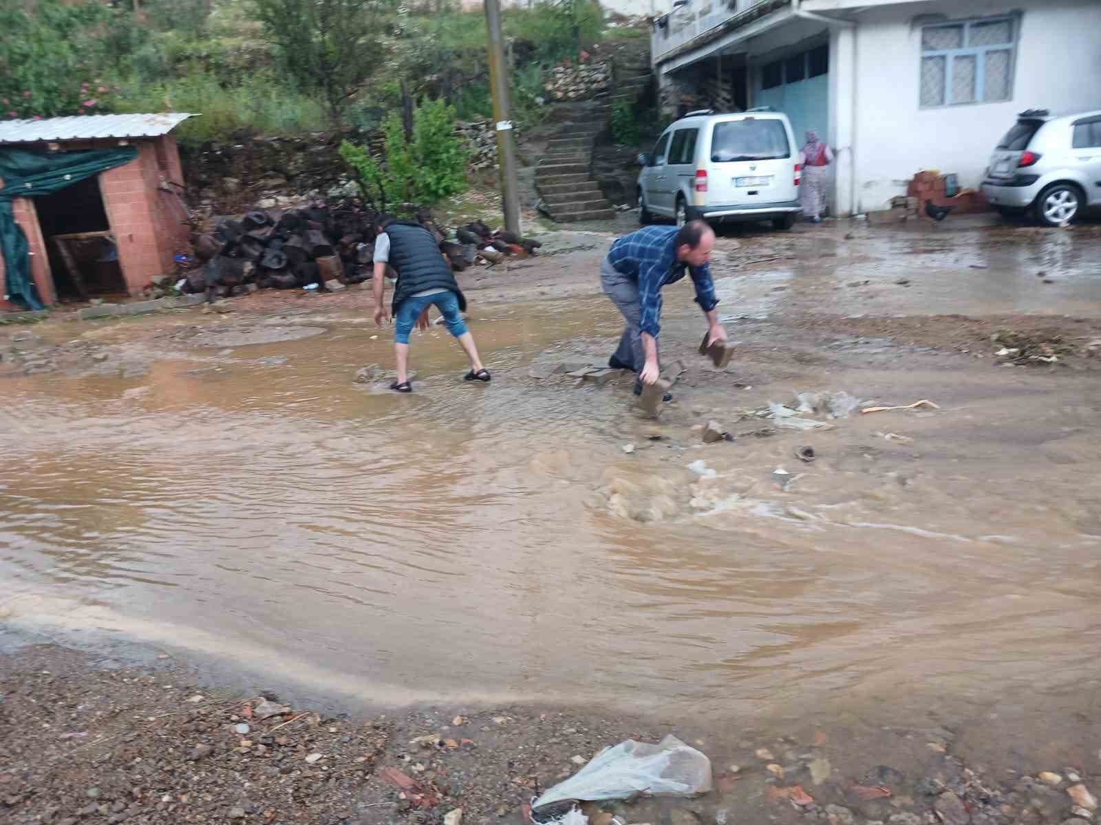Manisa’da sağanak ve dolu etkili oldu