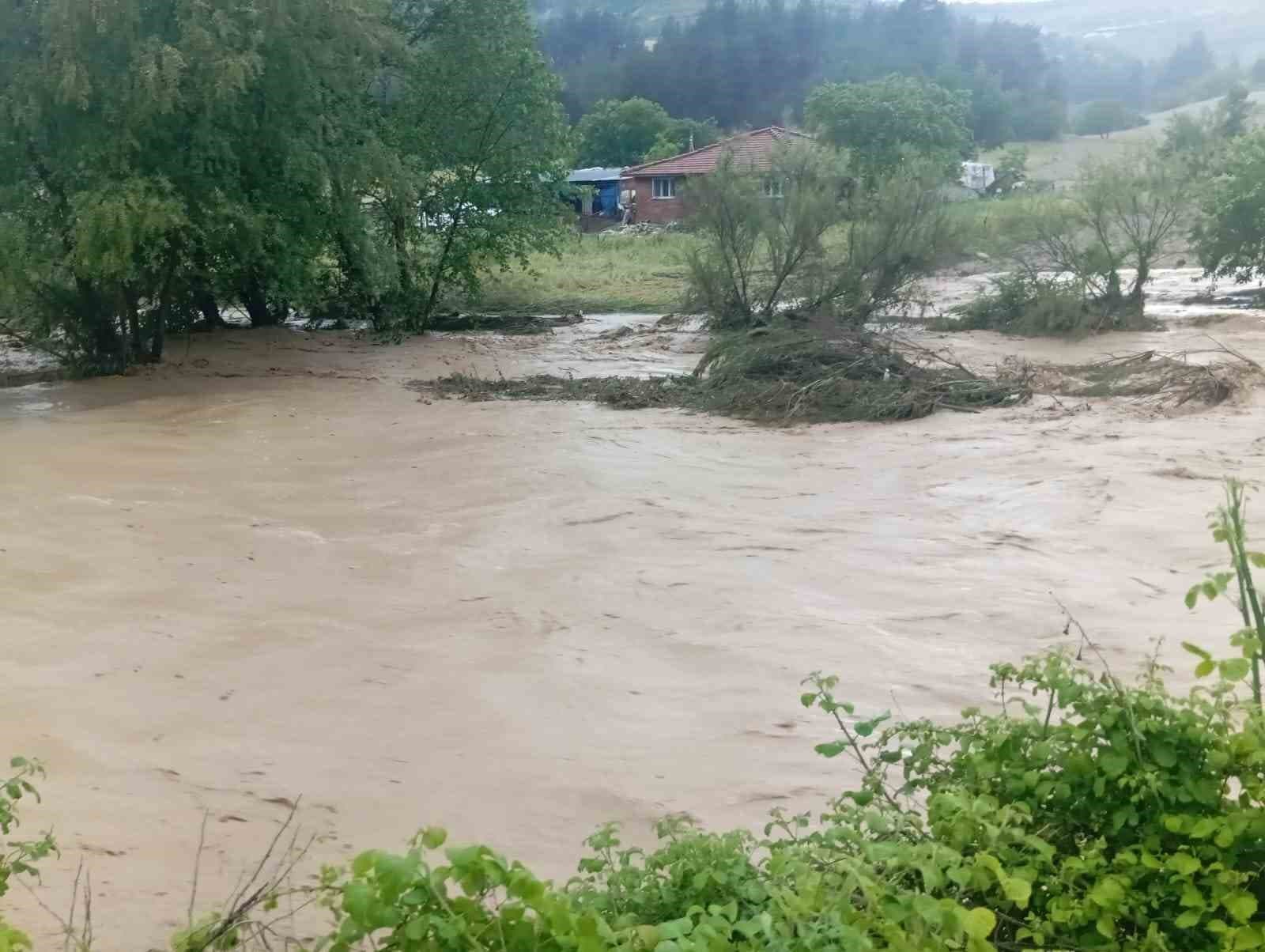 Manisa’da sağanak ve dolu etkili oldu