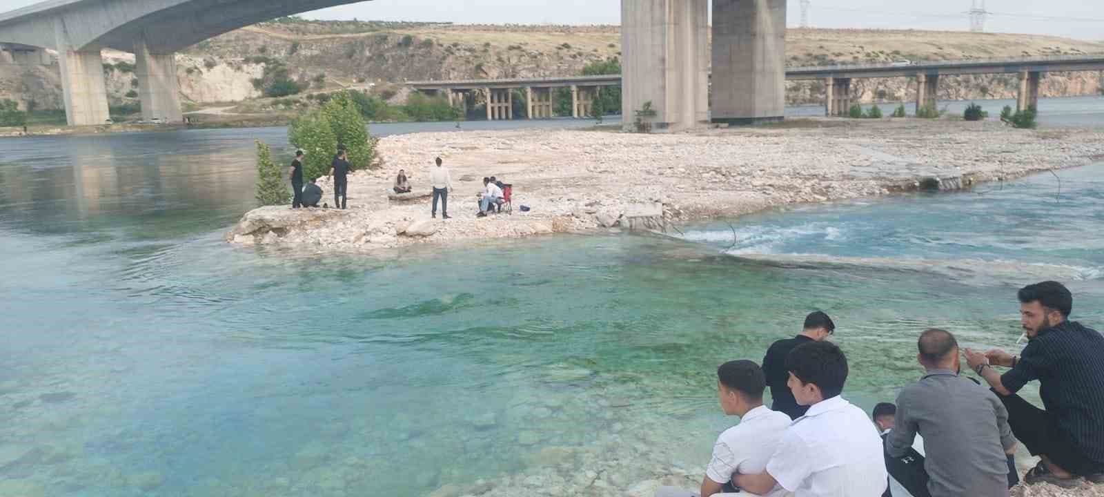 Piknik yapan 8 kişi sular yükselince mahsur kaldı
