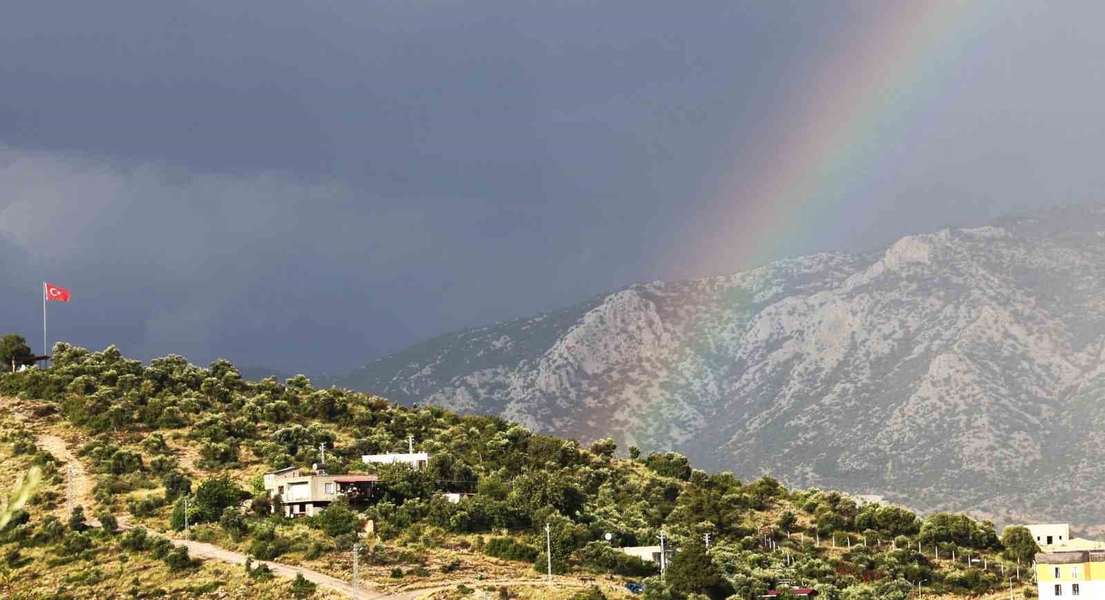 Türk bayrağı ve gökkuşağı aynı karede buluştu