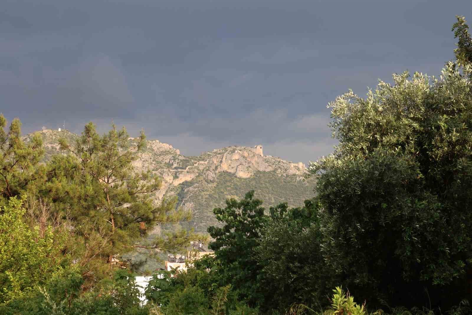 Türk bayrağı ve gökkuşağı aynı karede buluştu