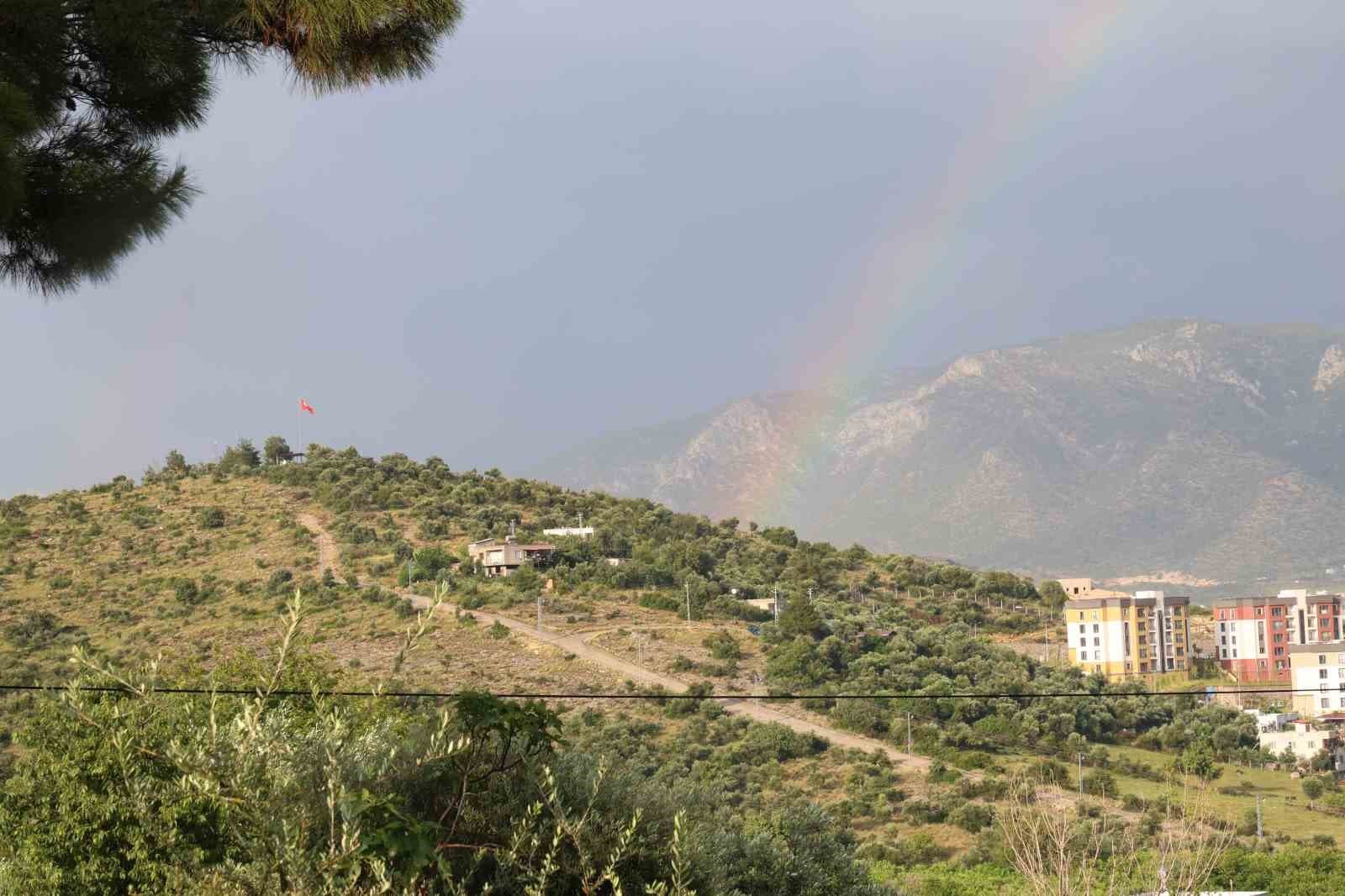 Türk bayrağı ve gökkuşağı aynı karede buluştu