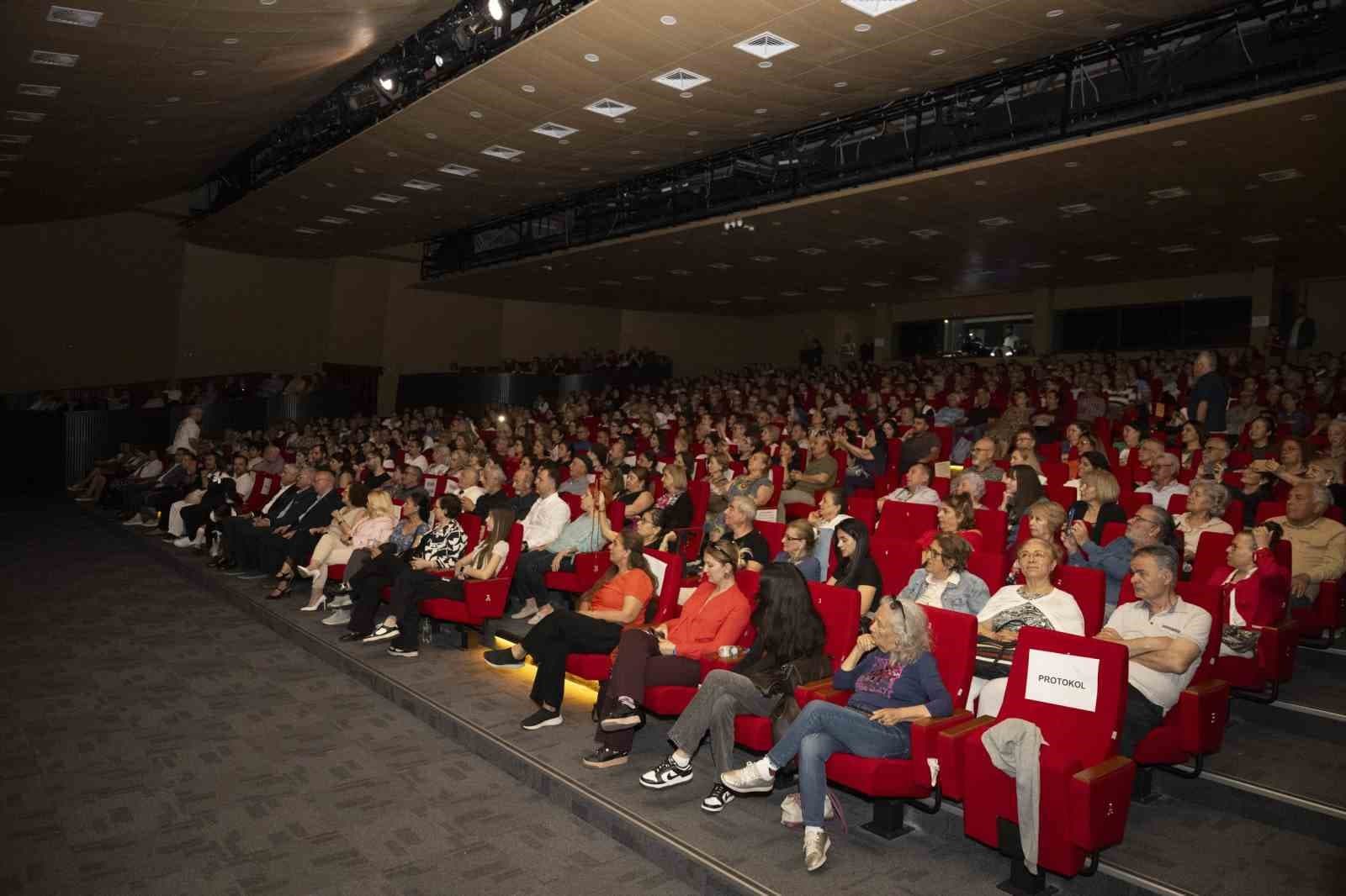 Mersin’de ‘Naftalin Kokulu Anılar Sandığı’ konseri izleyenleri geçmişe götürdü
