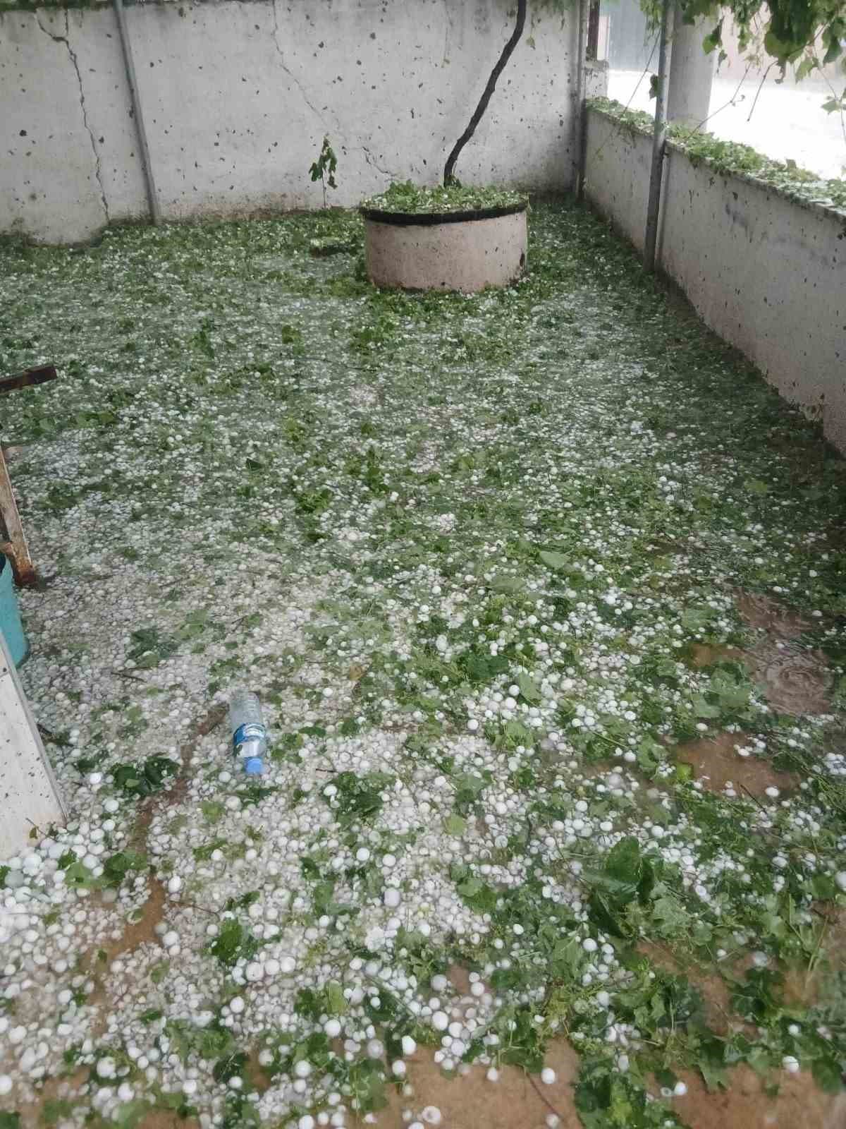 Kırklareli’nde şiddetli dolu yağışı: Köy ve çevresi beyaz örtüyle kaplandı