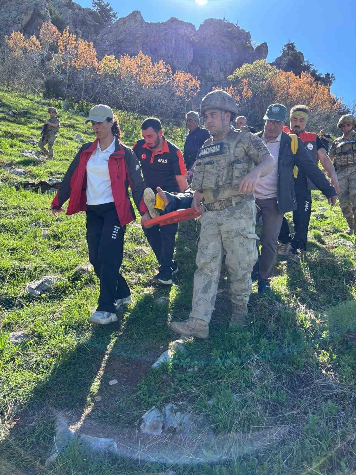 Dağlık alanda düşerek yaralan şahsı ekipler kurtardı