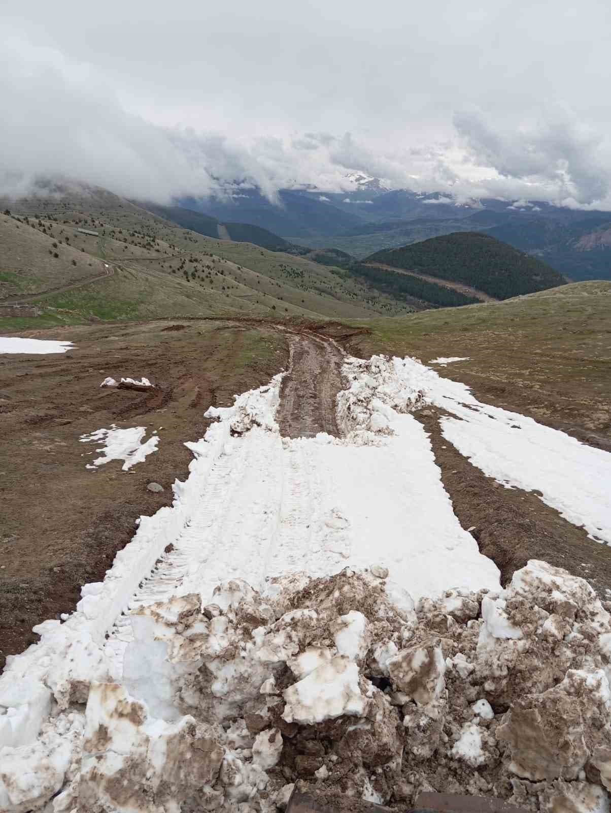 Karla kaplanan yayla yolunu belediye ekipleri açtı