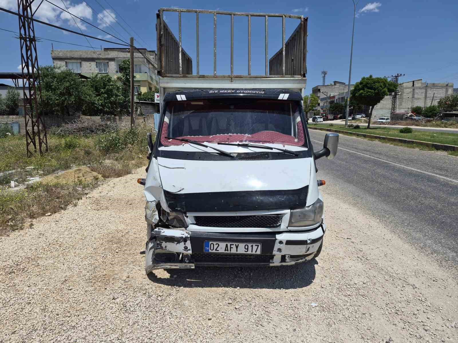 Kamyonet ile çarpışan motosikletin sürücüsü yaralandı