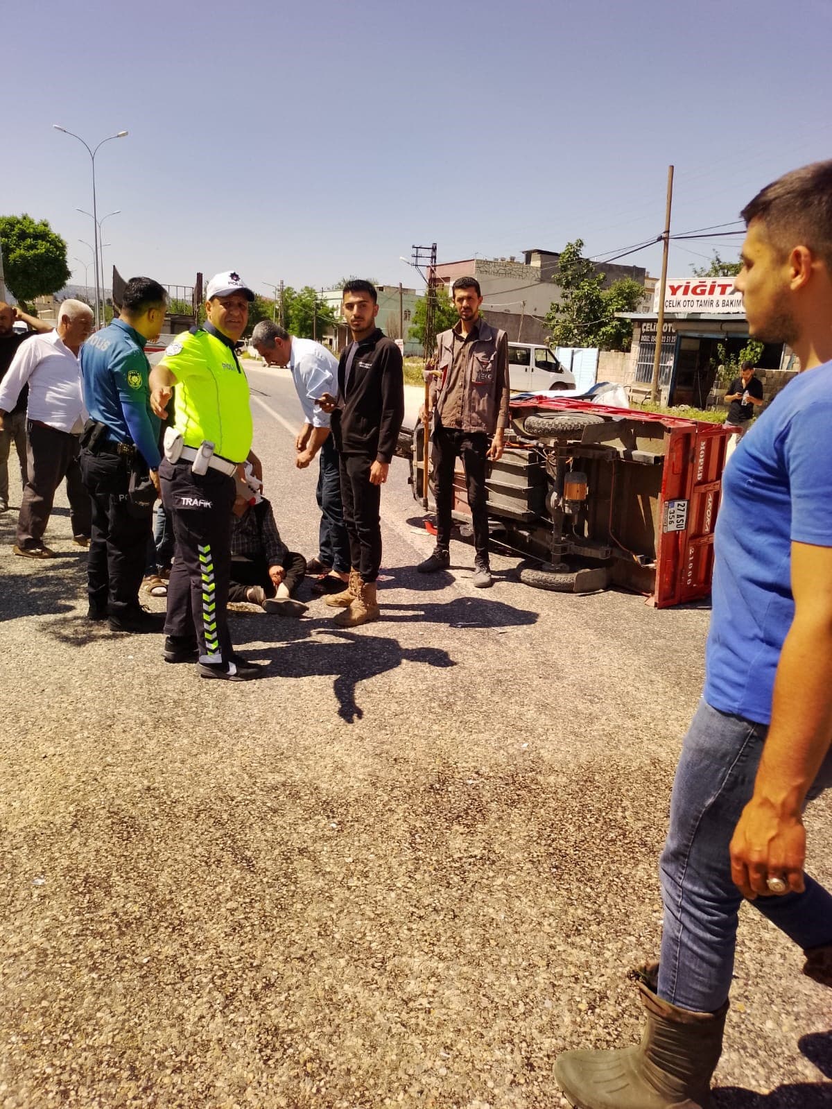 Kamyonet ile çarpışan motosikletin sürücüsü yaralandı