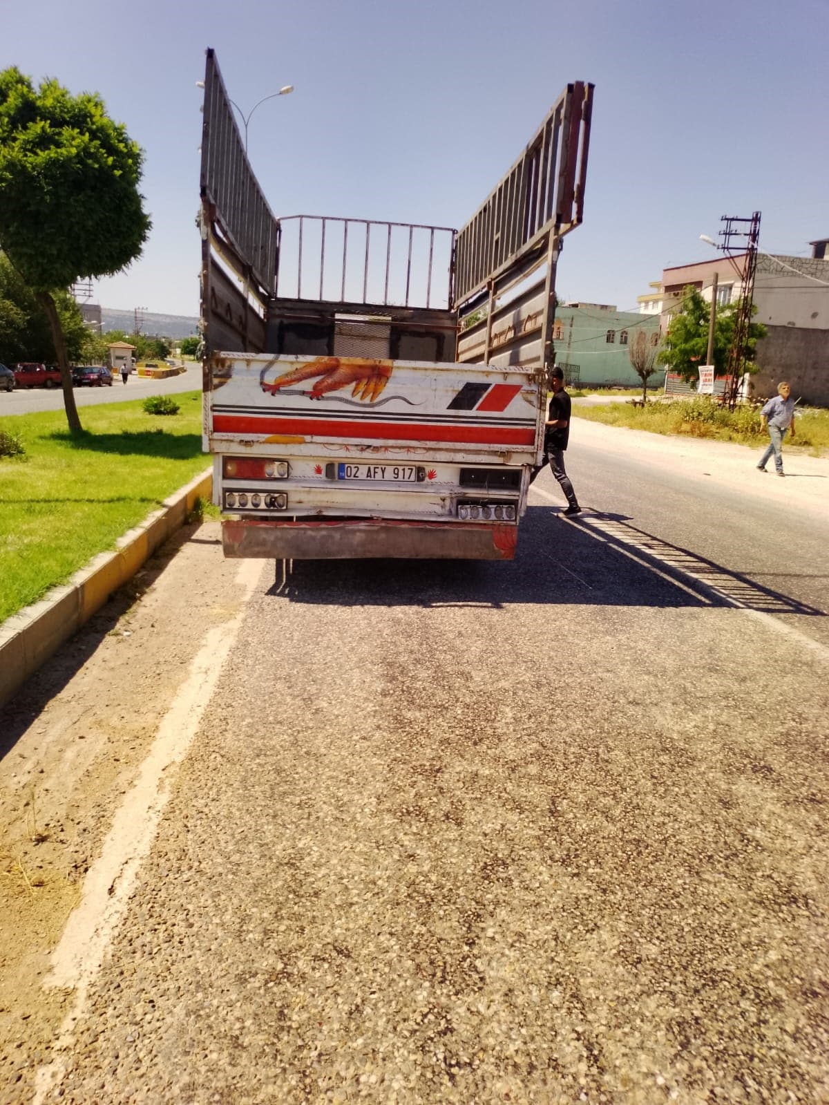 Kamyonet ile çarpışan motosikletin sürücüsü yaralandı