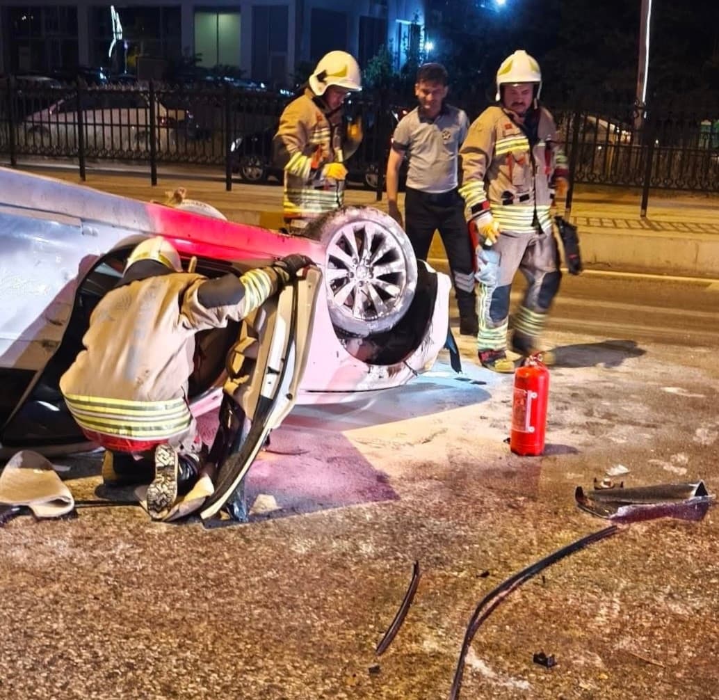 Edirne’de otomobil refüje çarpıp takla attı: 1 yaralı