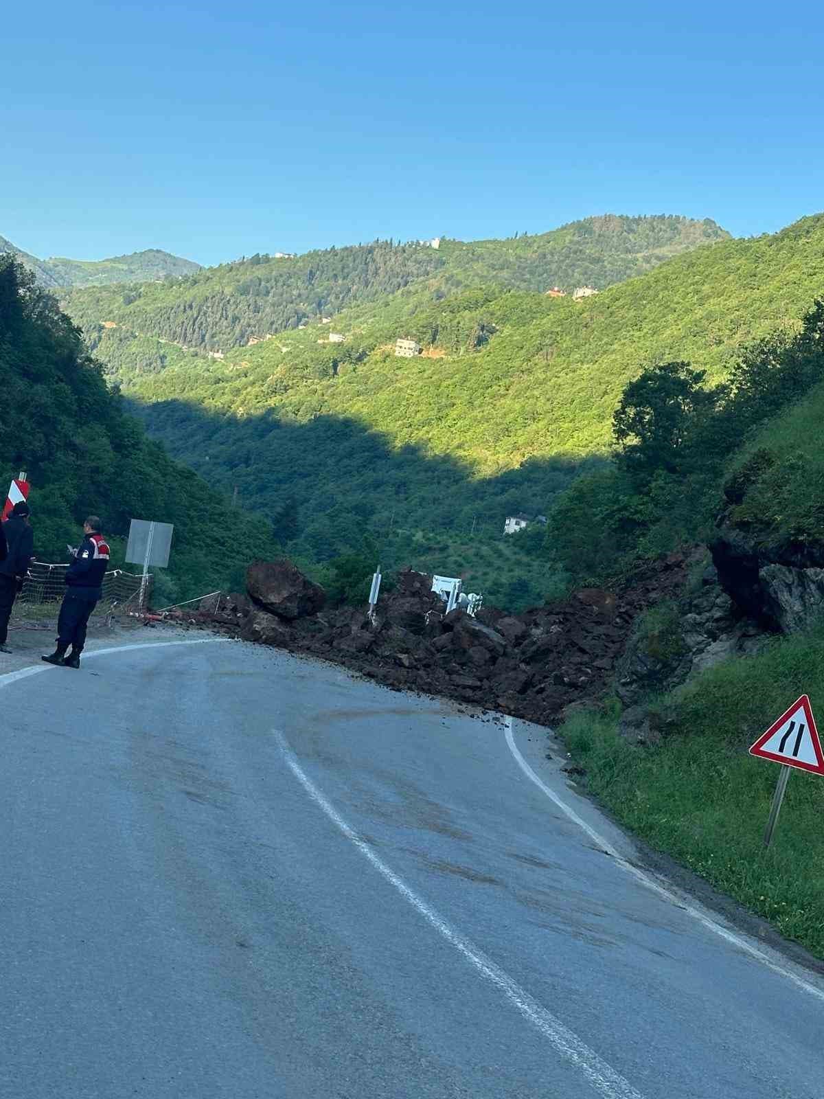 Trabzon-Bayburt karayolu heyelan nedeniyle ulaşıma kapandı