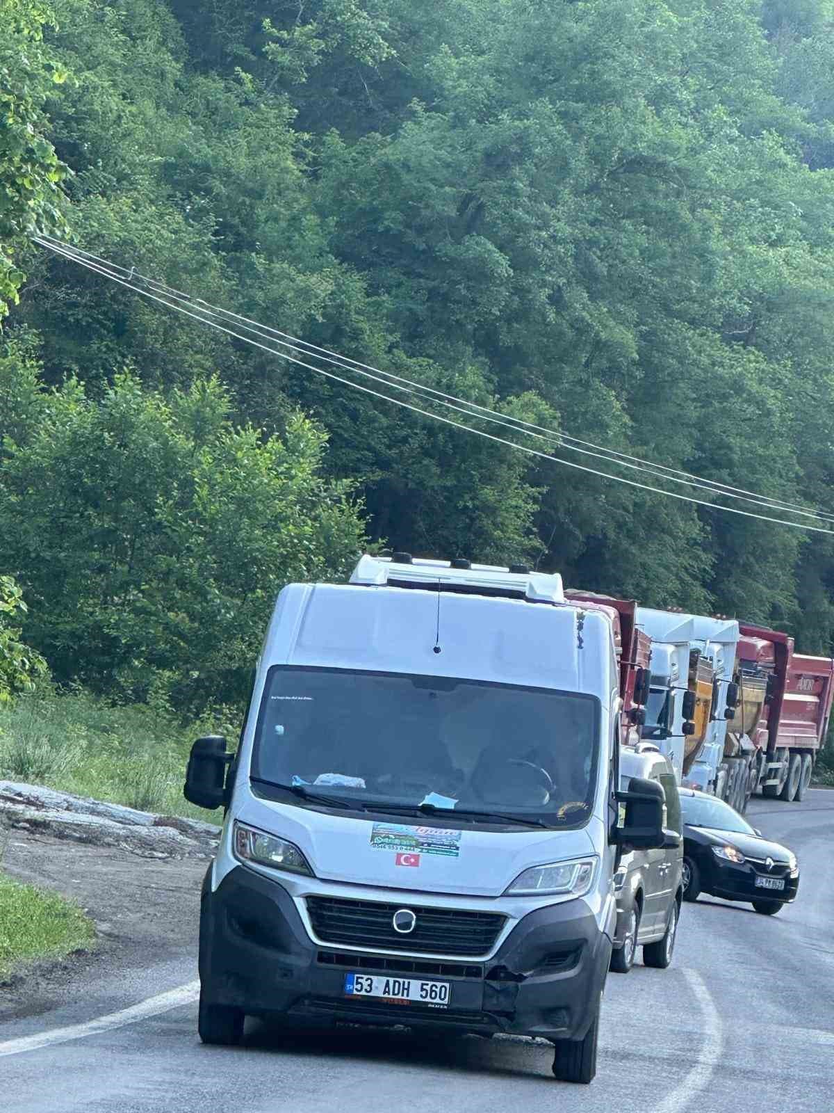 Trabzon-Bayburt karayolu heyelan nedeniyle ulaşıma kapandı