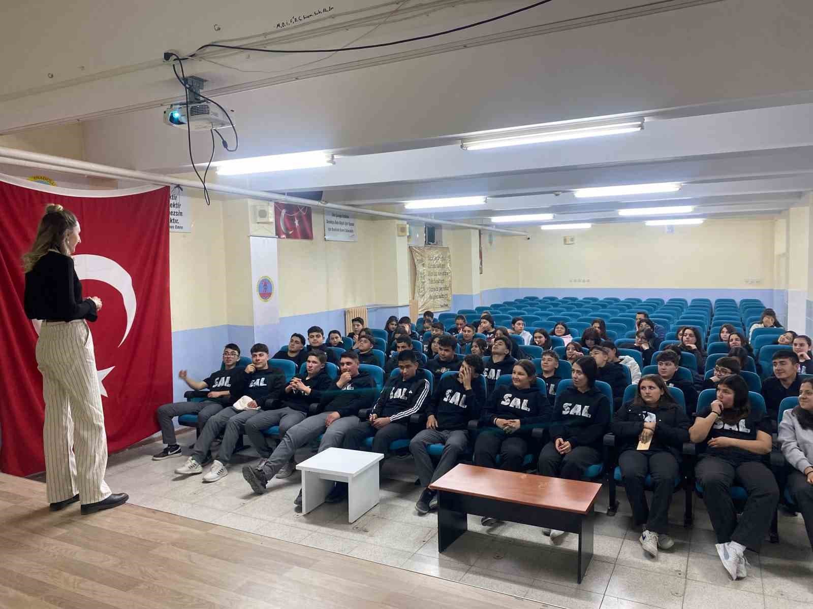 Selendi’de liseliler yapay zeka ile geleceğe hazırlandı