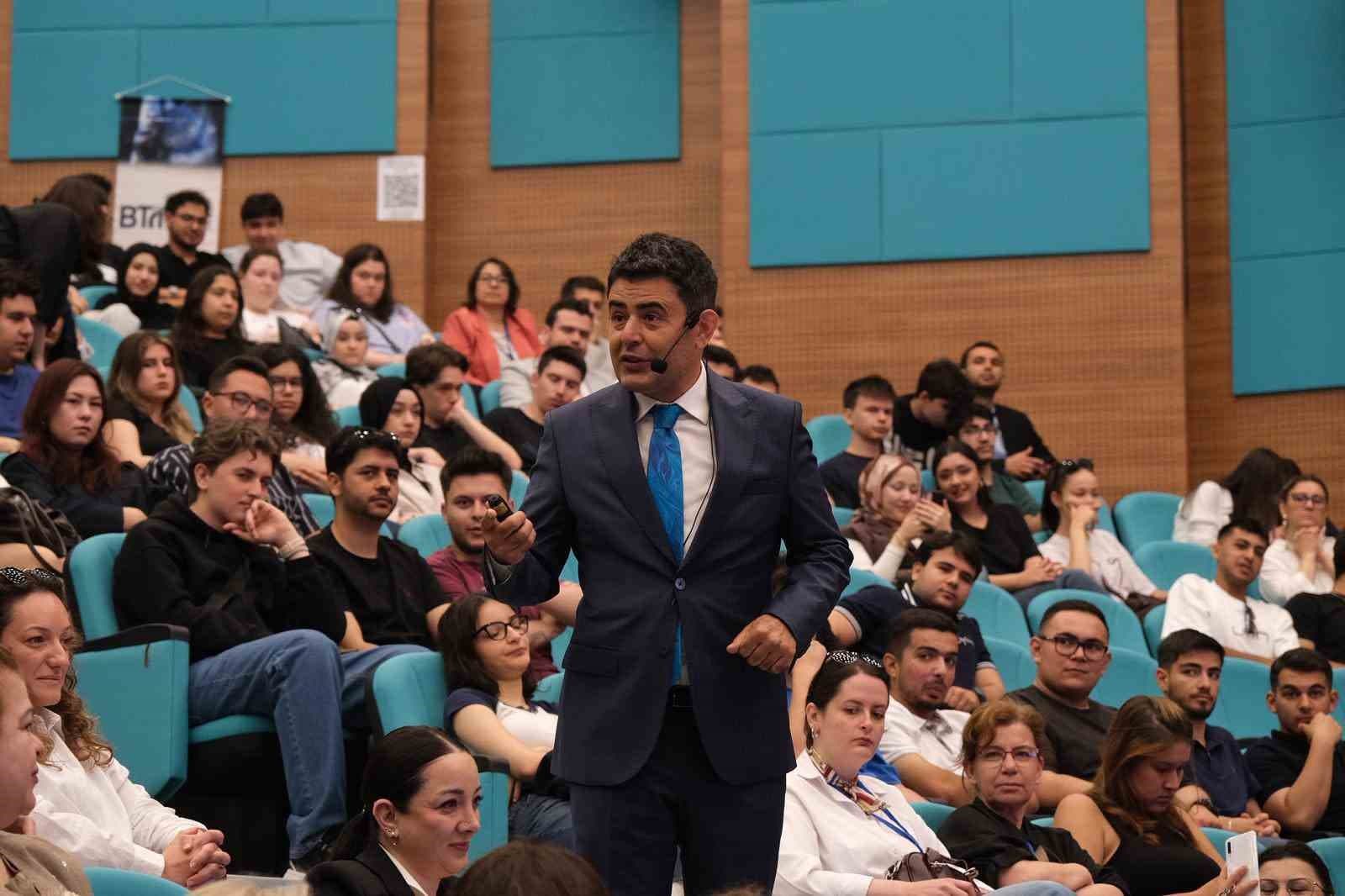 Bakan Yardımcısı Boyraz, "Mesleki Eğitimde Güncel Yaklaşımlar Forumu"nda öğrencilerle buluştu