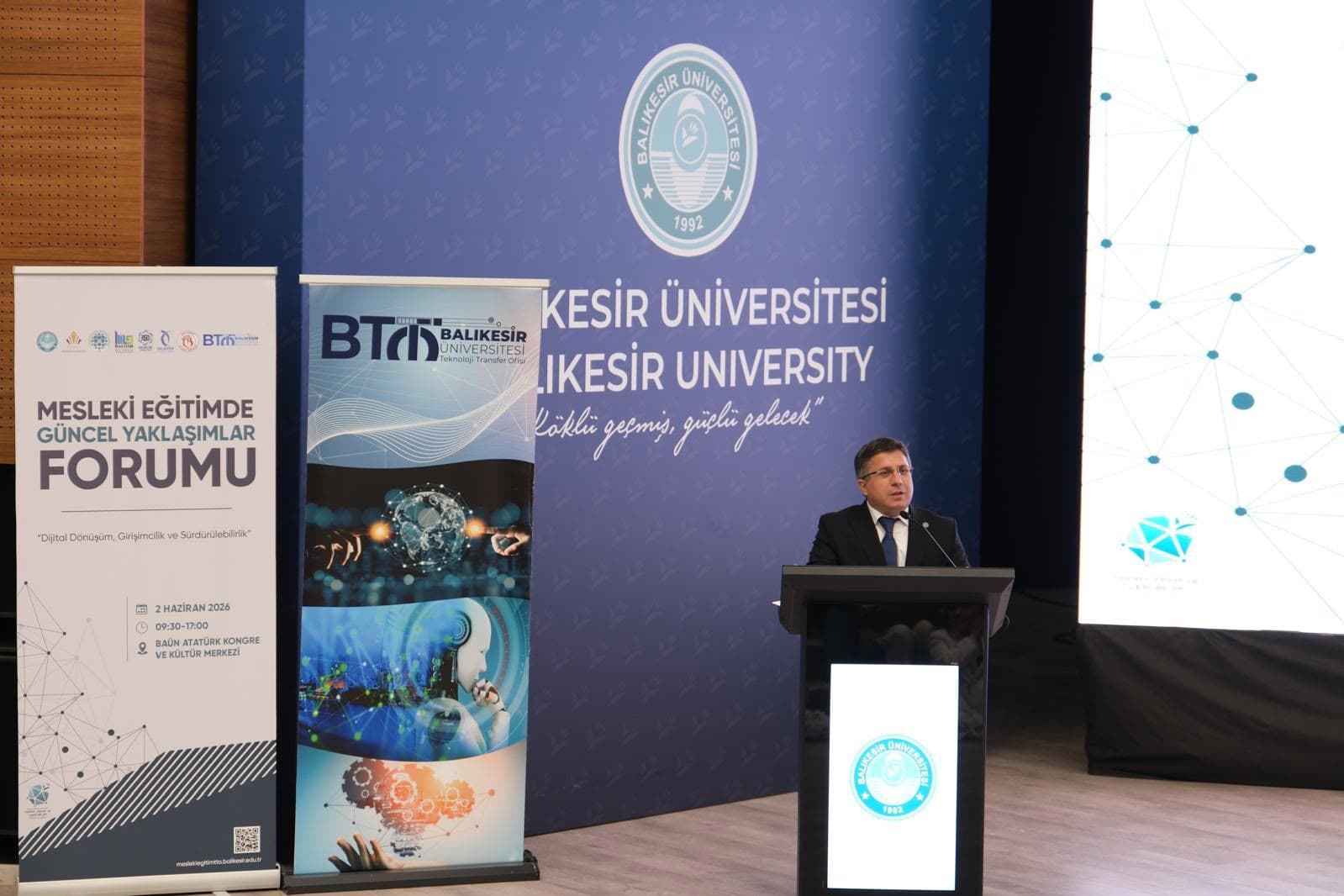 Bakan Yardımcısı Boyraz, "Mesleki Eğitimde Güncel Yaklaşımlar Forumu"nda öğrencilerle buluştu