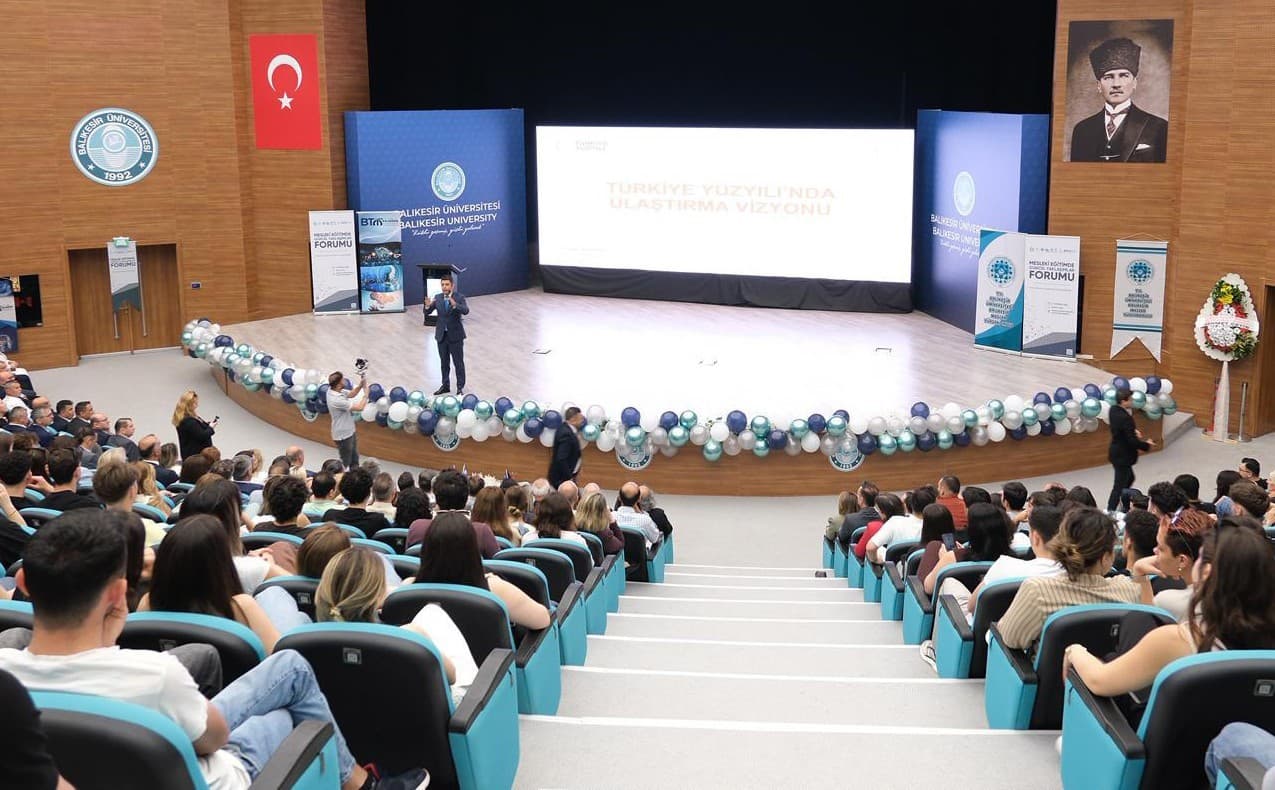 Bakan Yardımcısı Boyraz, "Mesleki Eğitimde Güncel Yaklaşımlar Forumu"nda öğrencilerle buluştu