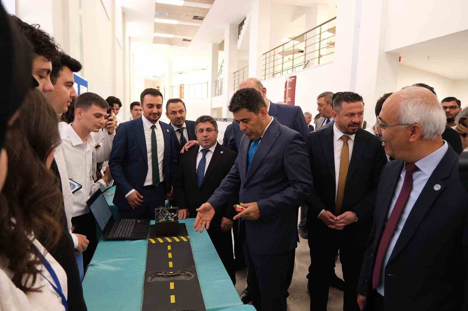 Bakan Yardımcısı Boyraz, "Mesleki Eğitimde Güncel Yaklaşımlar Forumu"nda öğrencilerle buluştu