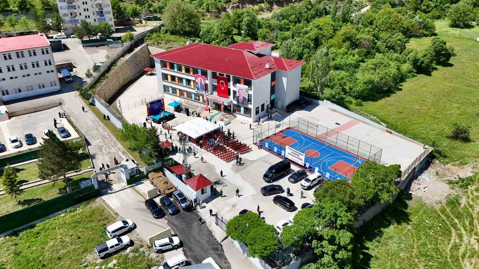 Bakan Yusuf Tekin Giresun’da hayırsever desteğiyle yapılan okul ve camiyi hizmete açtı