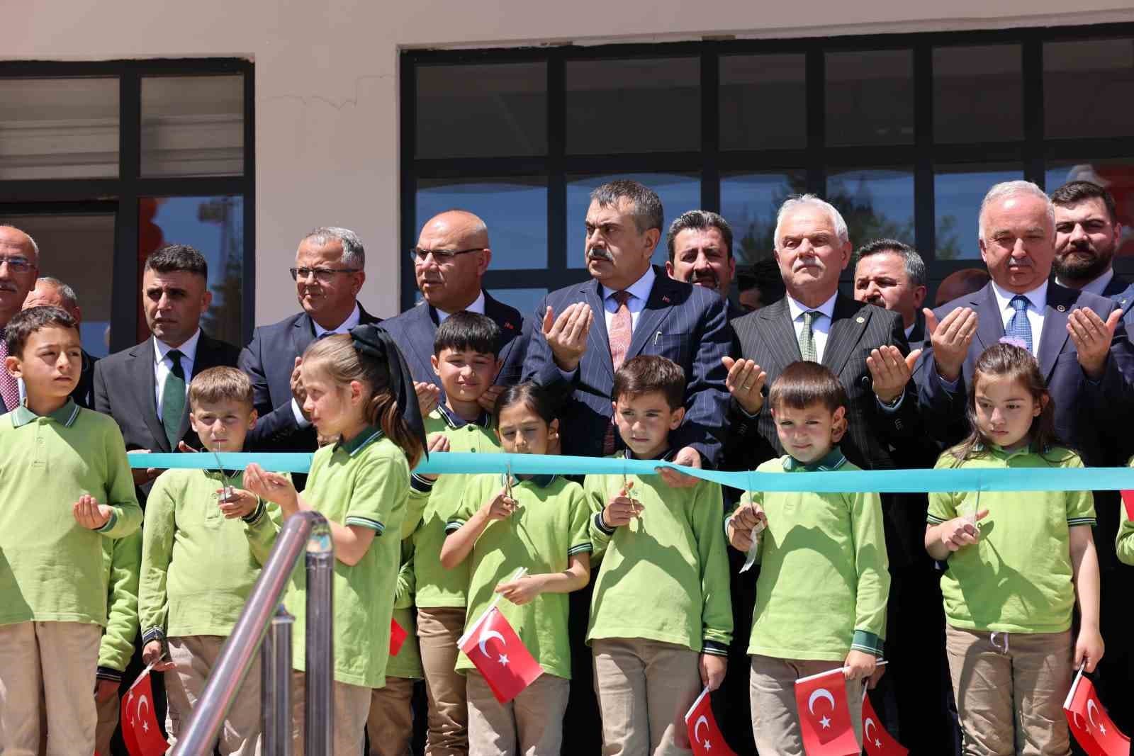 Bakan Yusuf Tekin Giresun’da hayırsever desteğiyle yapılan okul ve camiyi hizmete açtı