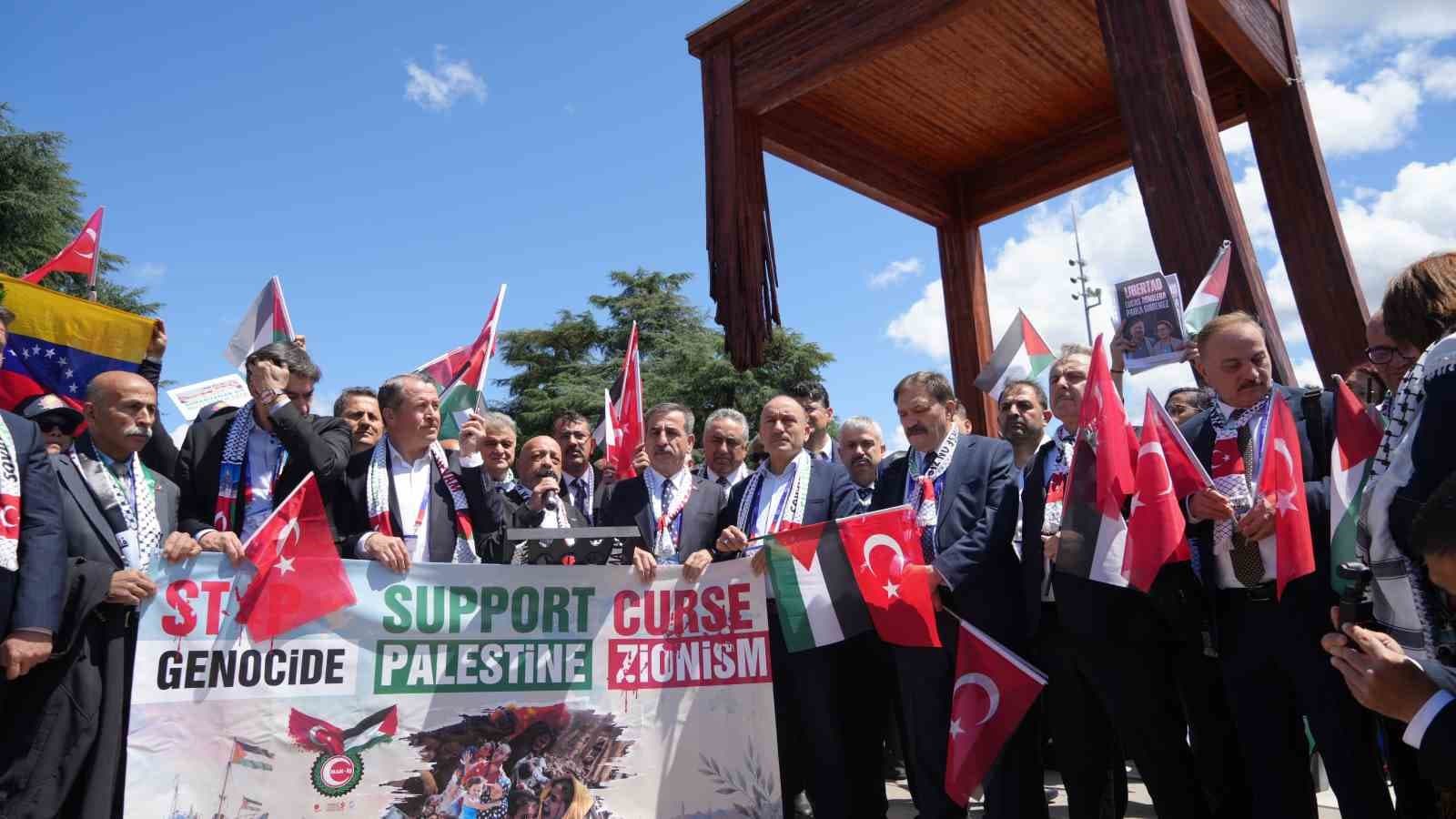 HAK-İŞ, BM Cenevre Ofisi önünde Filistin’e destek gösterisi düzenledi
