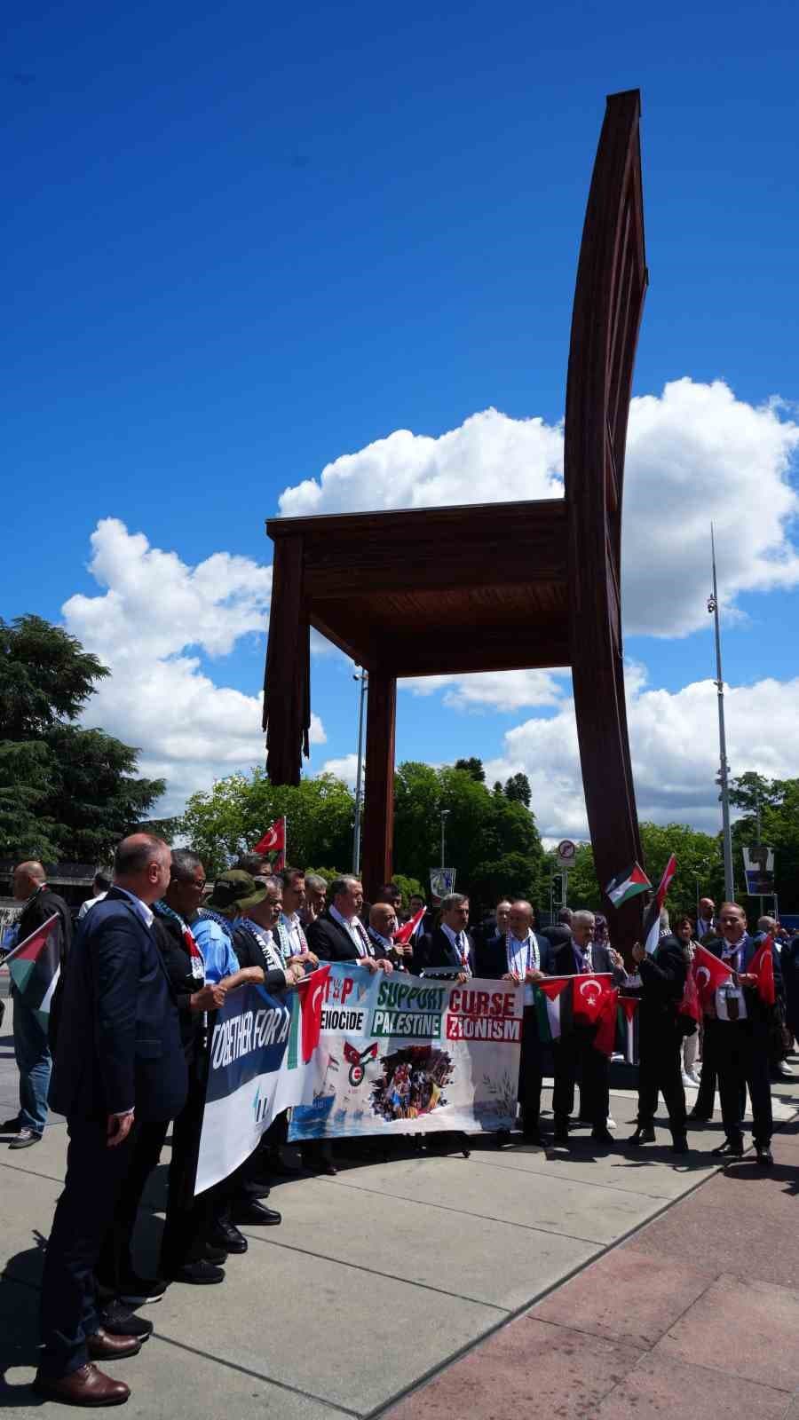 HAK-İŞ, BM Cenevre Ofisi önünde Filistin’e destek gösterisi düzenledi