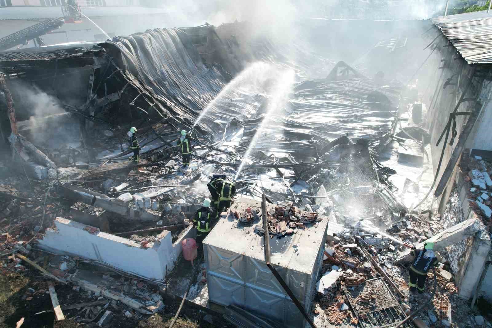 Kauçuk fabrikasındaki yangın 3 saatlik çalışmayla kontrol altına alındı