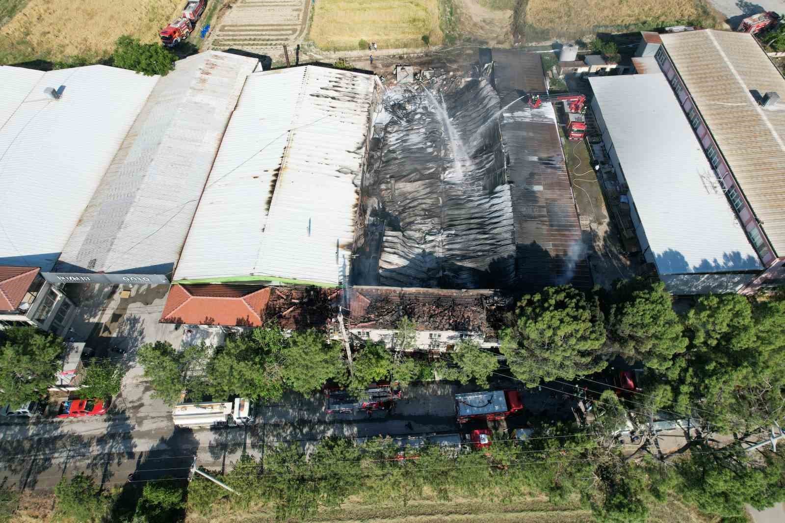Kauçuk fabrikasındaki yangın 3 saatlik çalışmayla kontrol altına alındı