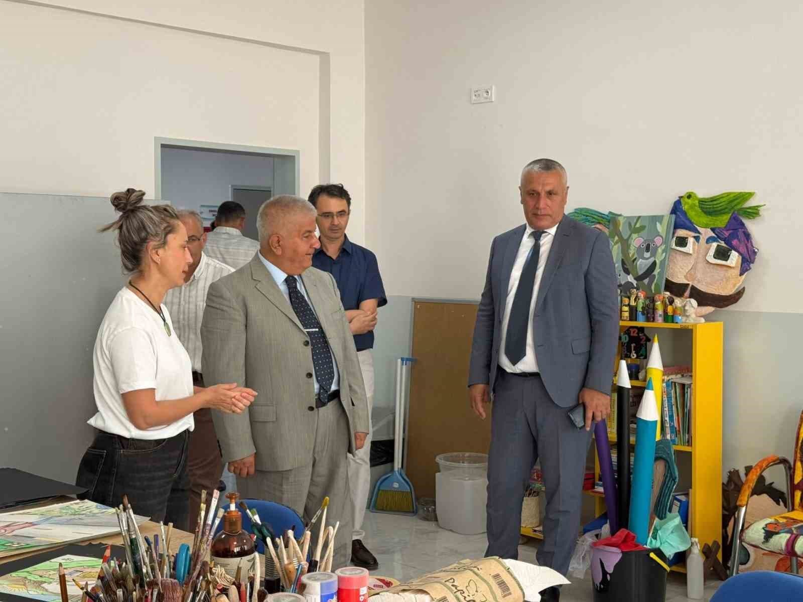 Balıkesir Milli Eğitim Müdürü Kal, Burhaniye’de okulları ziyaret etti