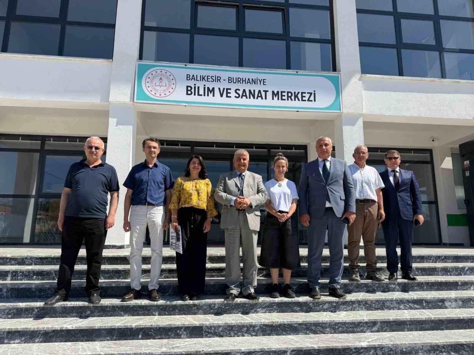 Balıkesir Milli Eğitim Müdürü Kal, Burhaniye’de okulları ziyaret etti