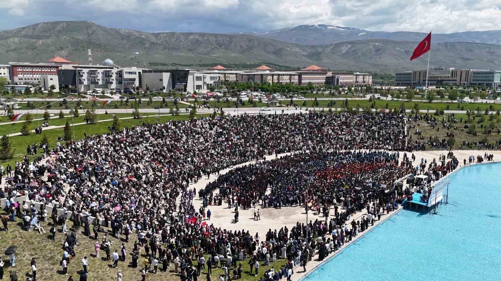 EBYÜ’de 3 bin 150 öğrenci mezuniyet sevinci yaşadı