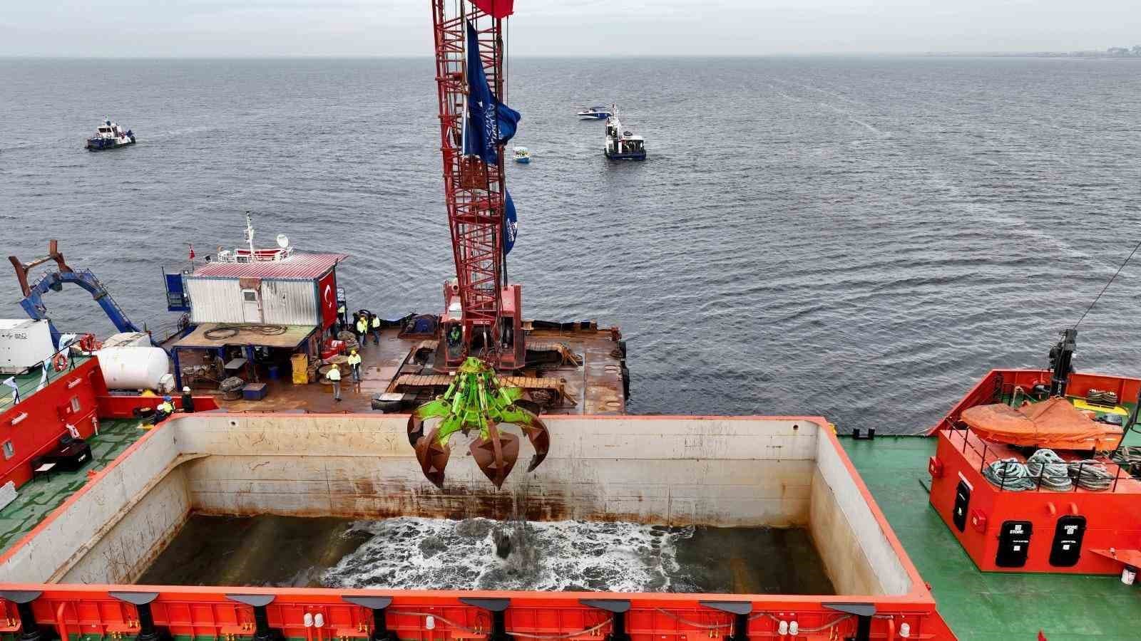 İzmir Körfezi’nden 1,2 milyon ton dip çamuru, binlerce ton atık temizlendi