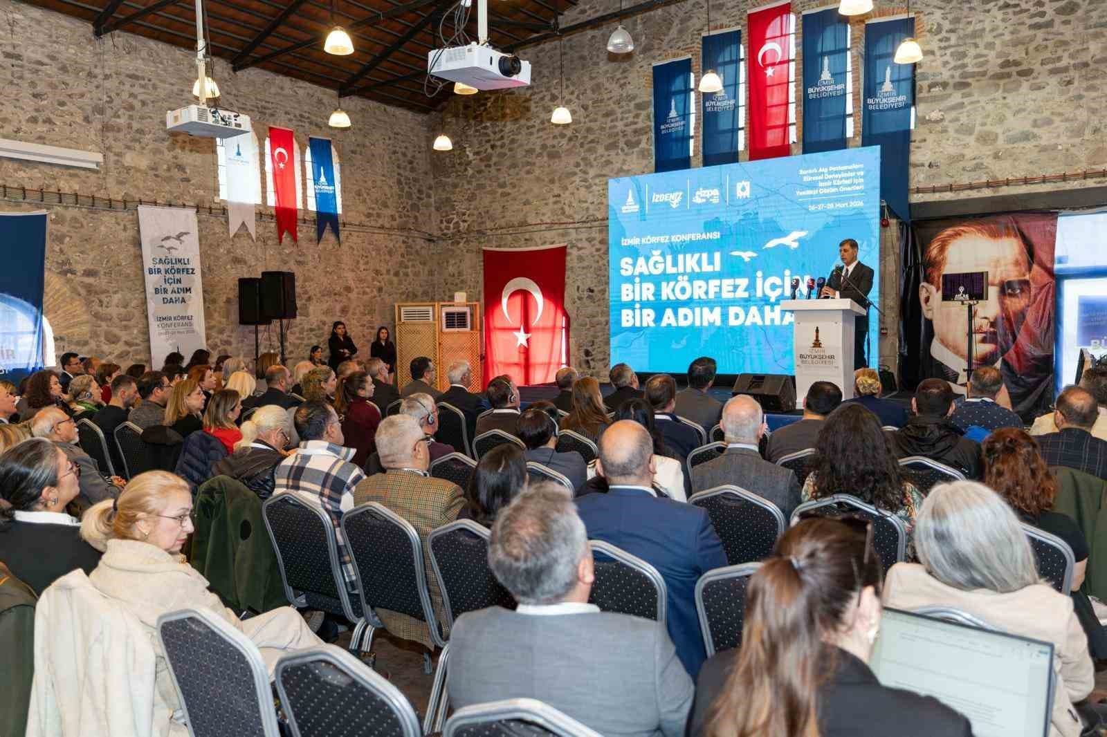 İzmir Körfezi’nden 1,2 milyon ton dip çamuru, binlerce ton atık temizlendi