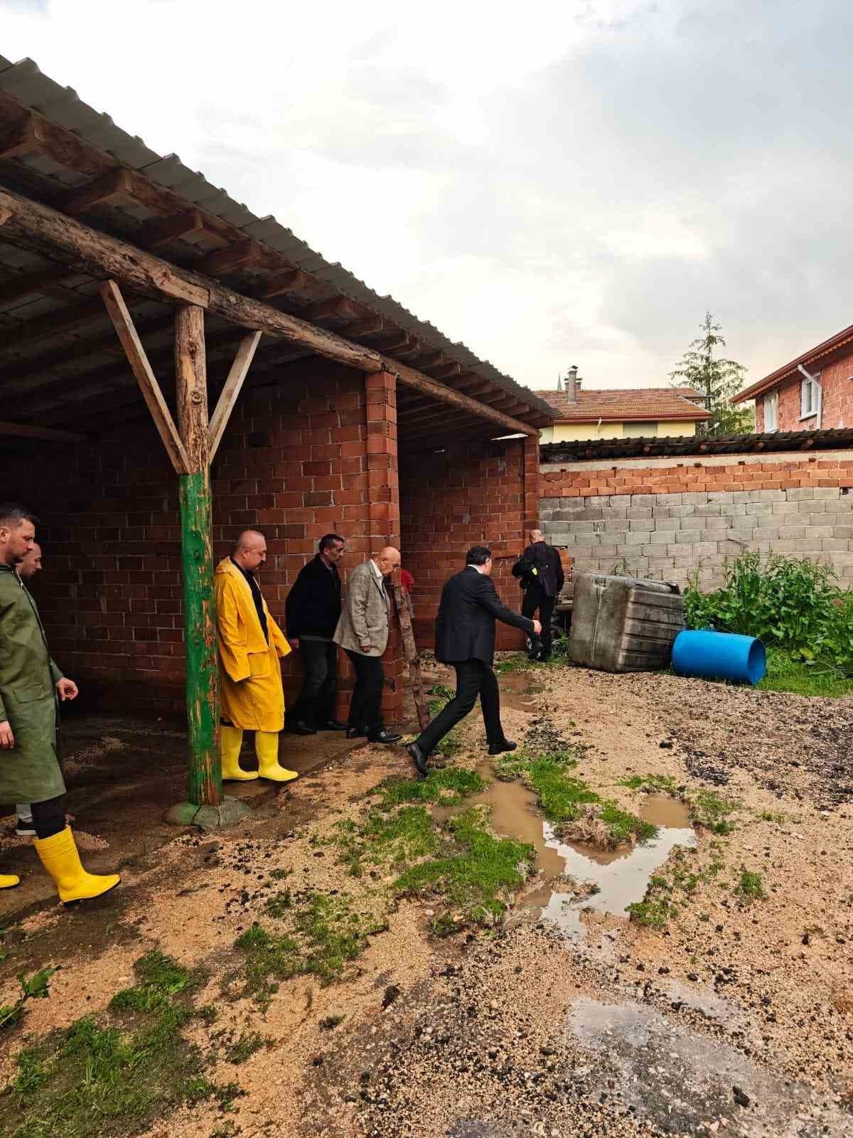 Bolu’da sağanak yağış dereleri taşırdı: Bahçe ve ahırlar sular altında kaldı