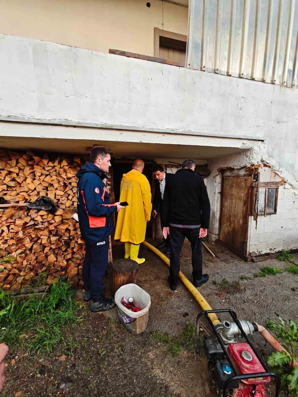 Bolu’da sağanak yağış dereleri taşırdı: Bahçe ve ahırlar sular altında kaldı